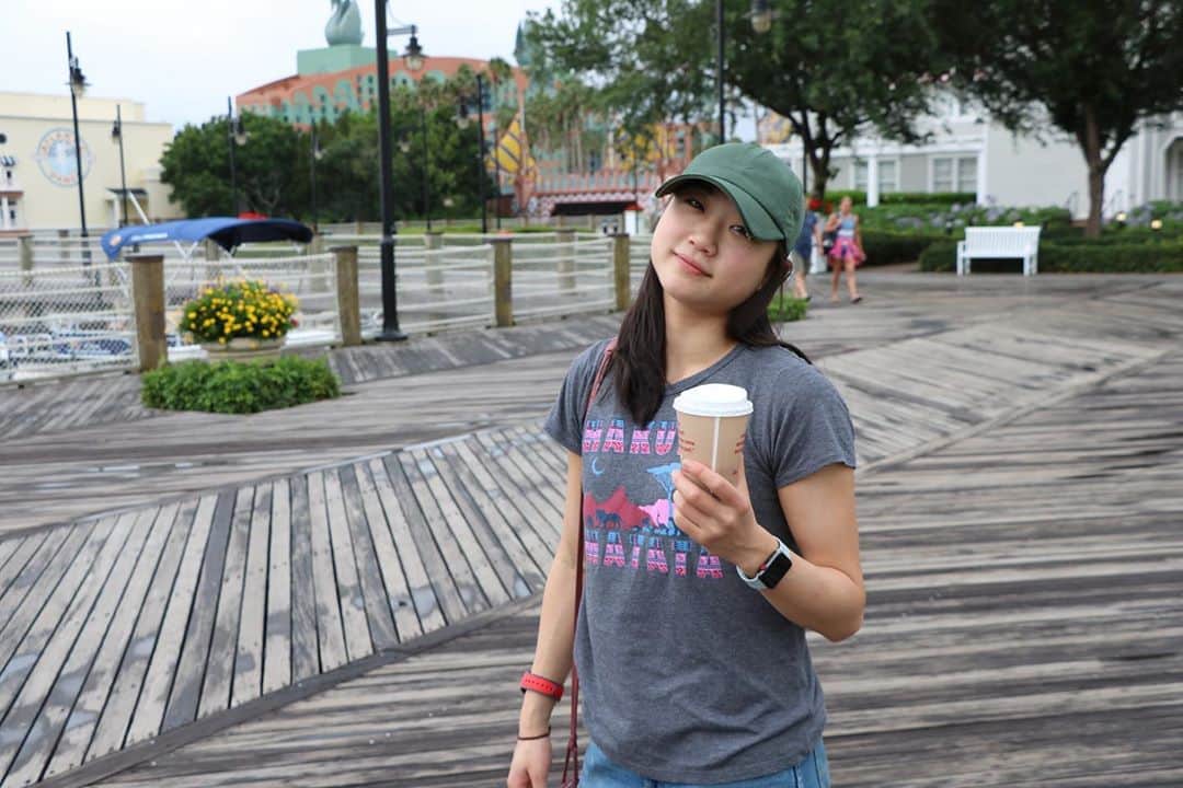 のインスタグラム：「Find yourself a girl who’s confident enough to go out in public without any makeup on and will you give you as much sass as I do, while wearing a “Hakuna Matata” shirt from Kohl’s. 🌺」