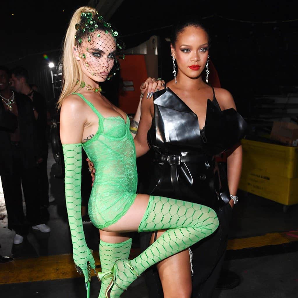 カーラ・デルヴィーニュのインスタグラム：「Today is the day! You can finally stream the epic @savagexfenty show on @amazonprimevideo. It was unlike anything I’ve ever done. This was more than a show...it felt like history. I’m honored to have been a part of it and so proud of my sis @badgalriri! & major shoutout to @parrisgoebel for the most incredible choreography I’ve ever seen. #SAVAGEXFENTYSHOW」