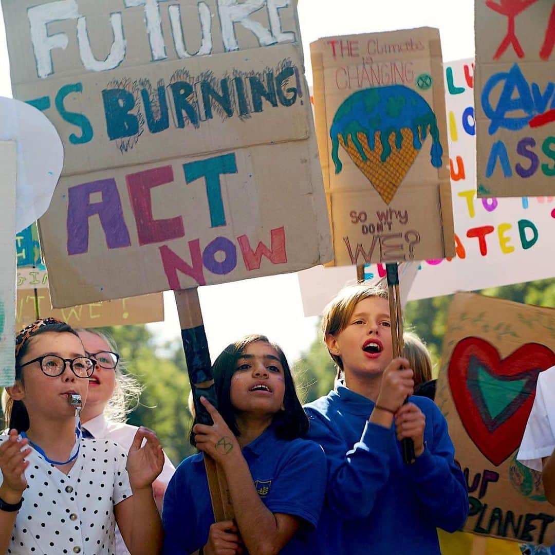 ミロスラヴァ・デュマさんのインスタグラム写真 - (ミロスラヴァ・デュマInstagram)「🌎🌍🌏’s BIGGEST day of climate demonstrations in HISTORY. Millions of kids on the streets right now 💙🍀」9月21日 1時21分 - miraduma