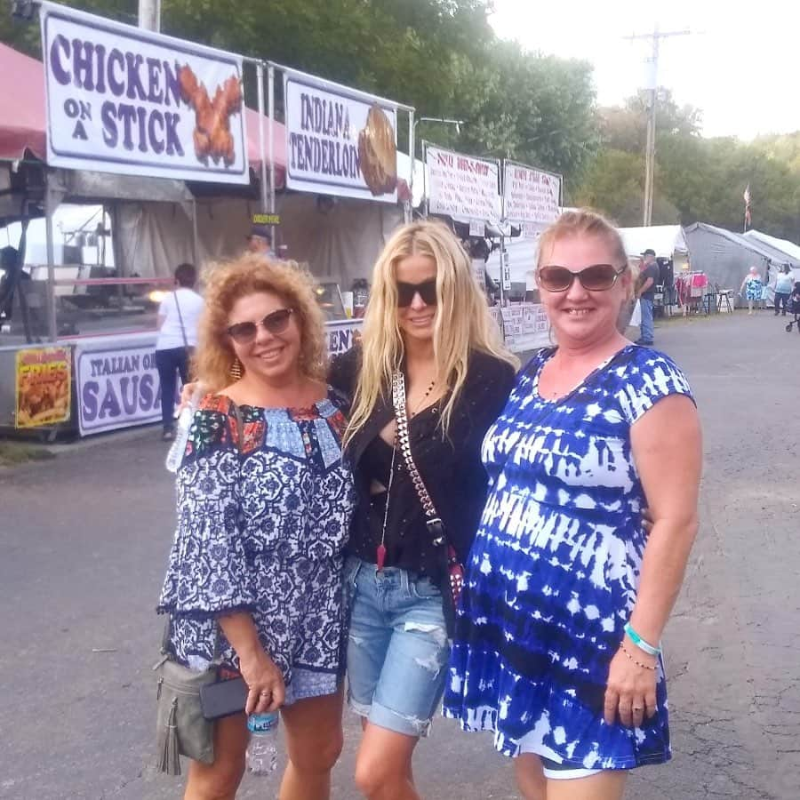 カルメン・エレクトラさんのインスタグラム写真 - (カルメン・エレクトラInstagram)「At #friendshipmarket in #Indiana with with my niece & best friend to the left ❤️」9月21日 1時32分 - carmenelectra