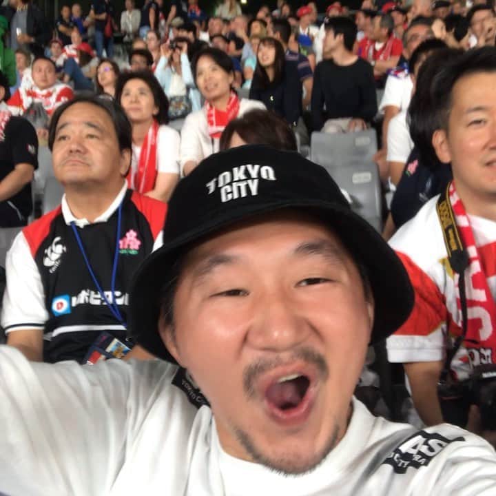 植田朝日のインスタグラム：「‪🔴⚪️‬﻿ ‪俺たちのホーム"東京スタジアム"ではケーゴ ヒガシのチャントの原曲が‼️‬﻿ ﻿ ‪ケーゴに送ったら「ふざけてないで、ちゃんと応援して下さい‼️」だってさ！w‬﻿ ﻿ ‪そして、たまたま後ろにいた吉田麻也のそっくりさんには「似てない」の一言。‬﻿ ﻿ ‪完全に同意です！w‬﻿ ﻿ ‪#tokyo12 #ラグビーワールドカップ‬ #ラクビー日本代表 #東慶悟 #fctokyo  #fc東京」