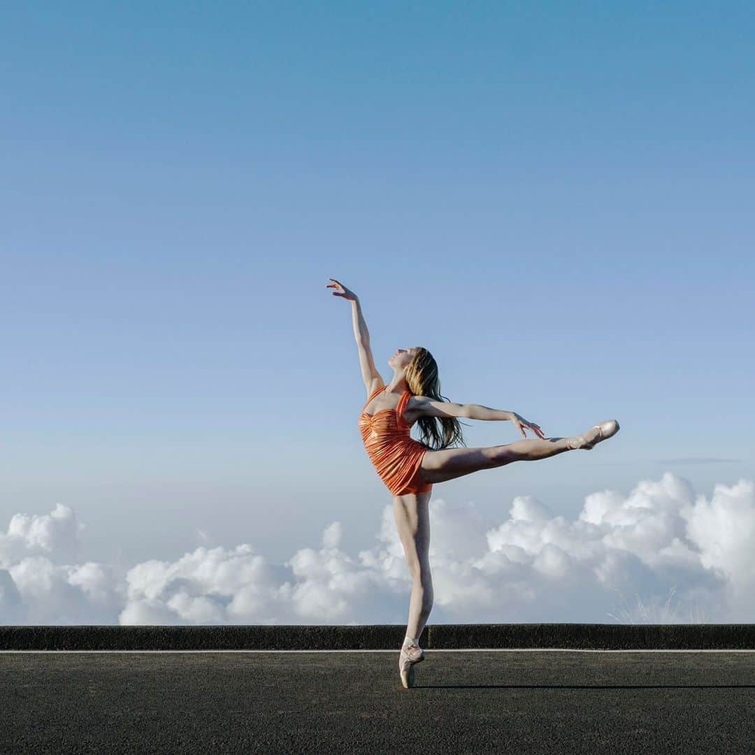 ballerina projectさんのインスタグラム写真 - (ballerina projectInstagram)「Isabella Boylston on Haleakala 🌞. #ballerina - @isabellaboylston #haleakala #maui #hawaii #ballerinaproject #ballerinaproject_ #ballet #dance #pointe #isabellaboylston #clouds  The Ballerina Project book is now in stock at Amazon. Link is located in our Instagram profile. #ballerinaprojectbook」9月21日 1時35分 - ballerinaproject_