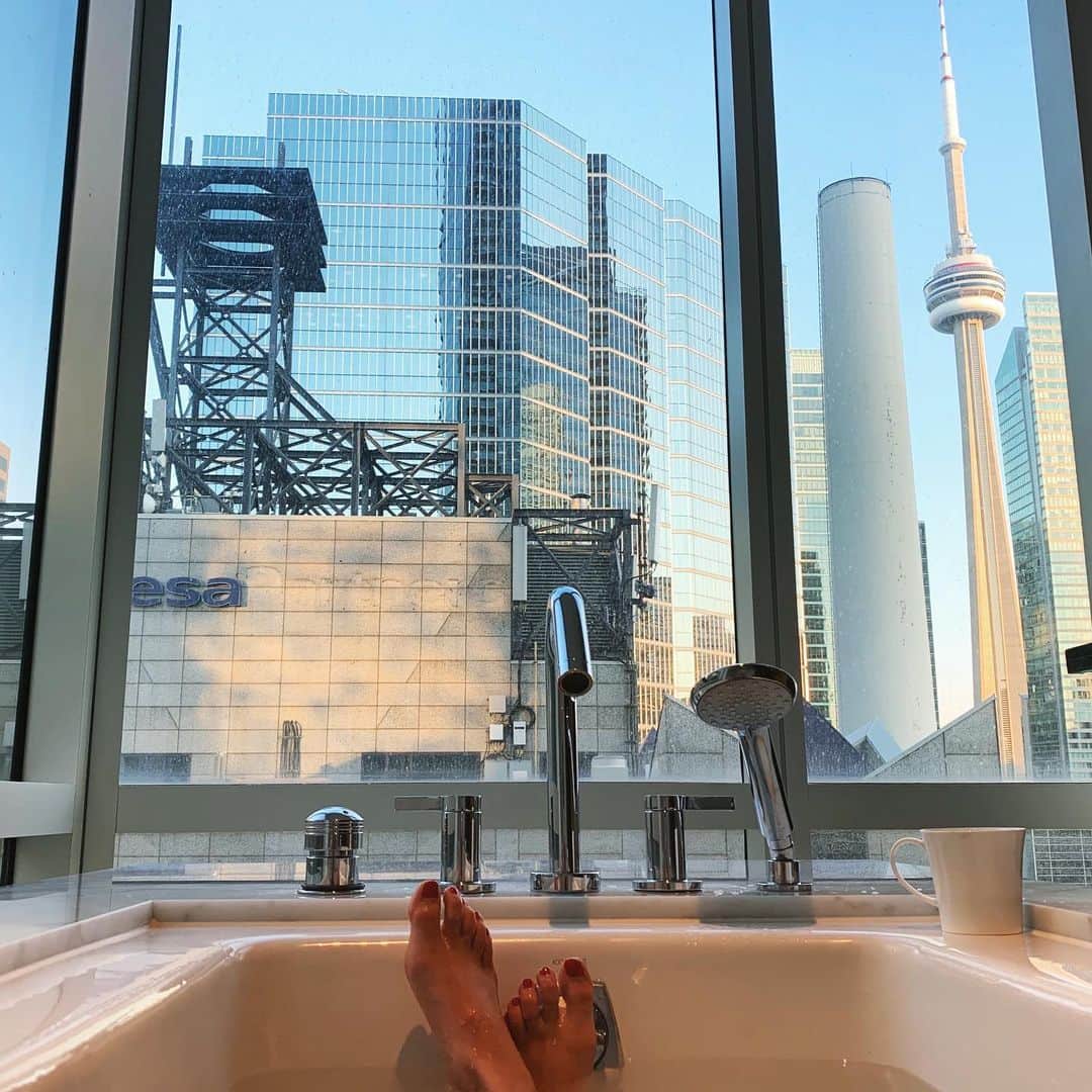 グレイシー・ドジーニーのインスタグラム：「c u later, cn tower 👋🏼 #thesix」