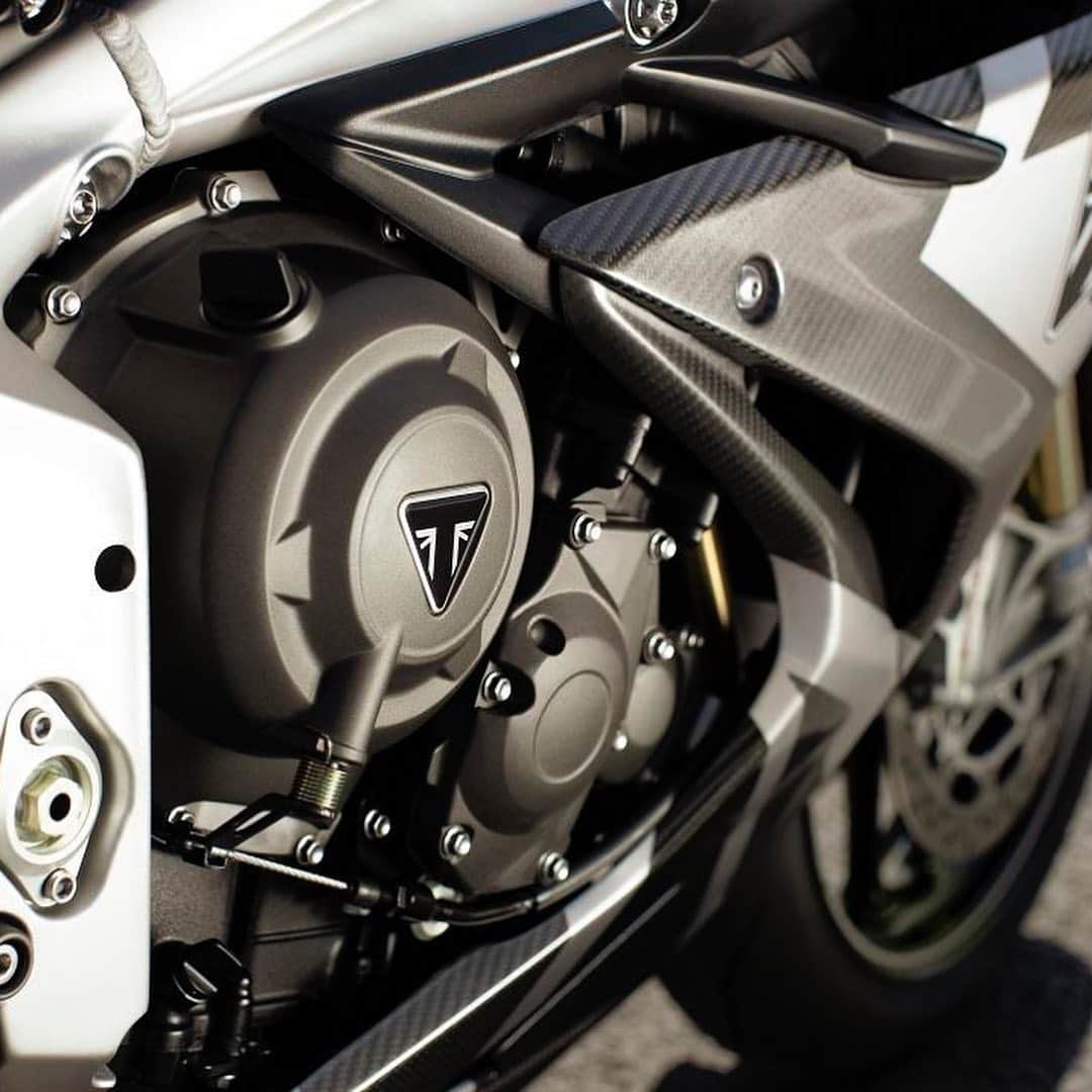 Triumph Motorcycles Japanさんのインスタグラム写真 - (Triumph Motorcycles JapanInstagram)「究極のマシン、Daytona Moto2™ 765リミテッドエディション。 過去最高レベルのスペックを備え、新たに開発されたMoto2™3気筒エンジンはサーキットはもちろん、街中でもMoto2™マシンに限りなく近い走りを実現する、トライアンフの新世代のレーシングレジェンド。  #TriumphOfficial #DaytonaMoto2 #Moto2 #トライアンフ #新型デイトナ #トライアンフはかっこいい #バイク #スピードツイン #バイク好きな人と繋がりたい #バイクのある風景 #バイクが好きだ #バイク乗りと繋がりたい #理想のライドがそこにある #トライアンフ乗りと繋がろう2019秋」9月20日 16時44分 - triumph_motorcycles_japan