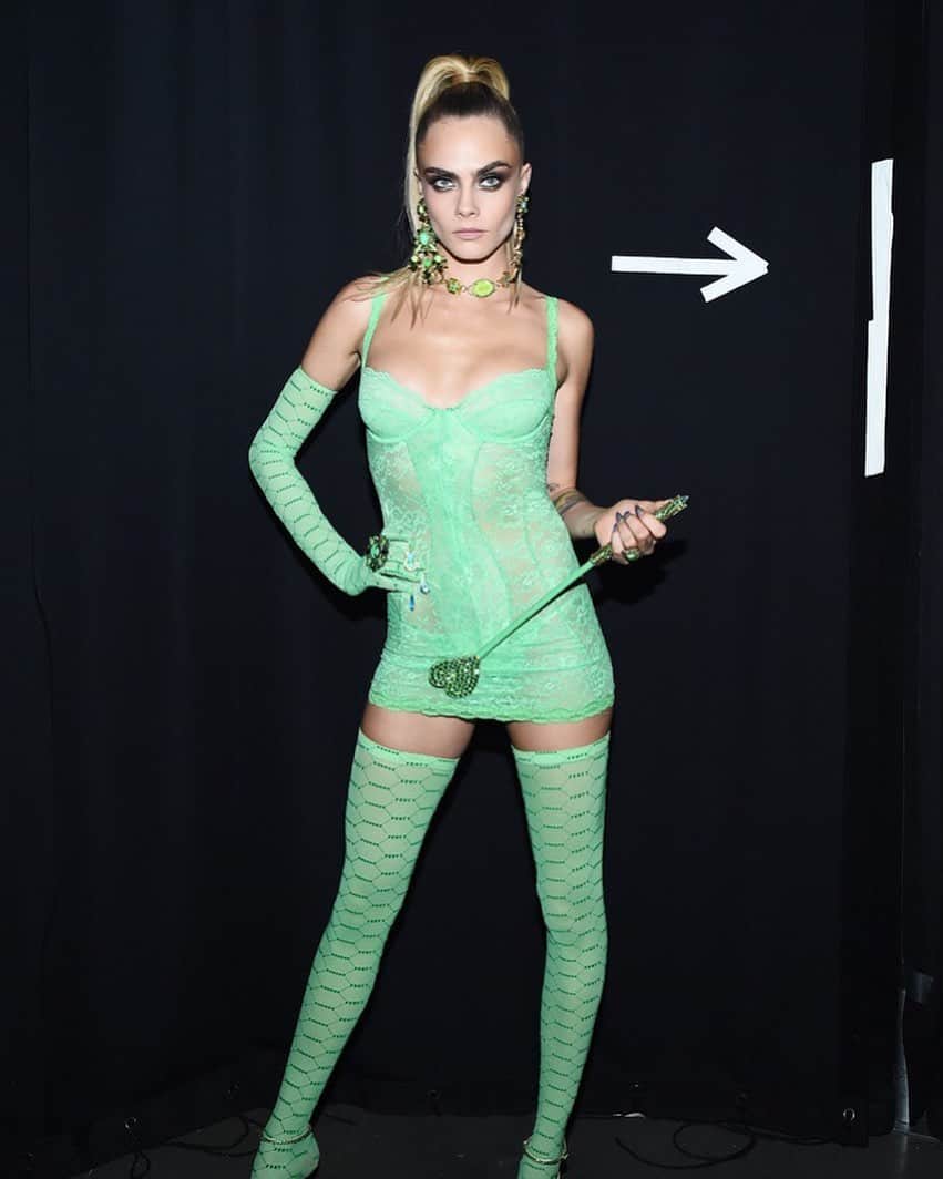 カーラ・デルヴィーニュのインスタグラム：「Some call me Green solo, others Yoda. @savagexfenty #savagexfentyshow」