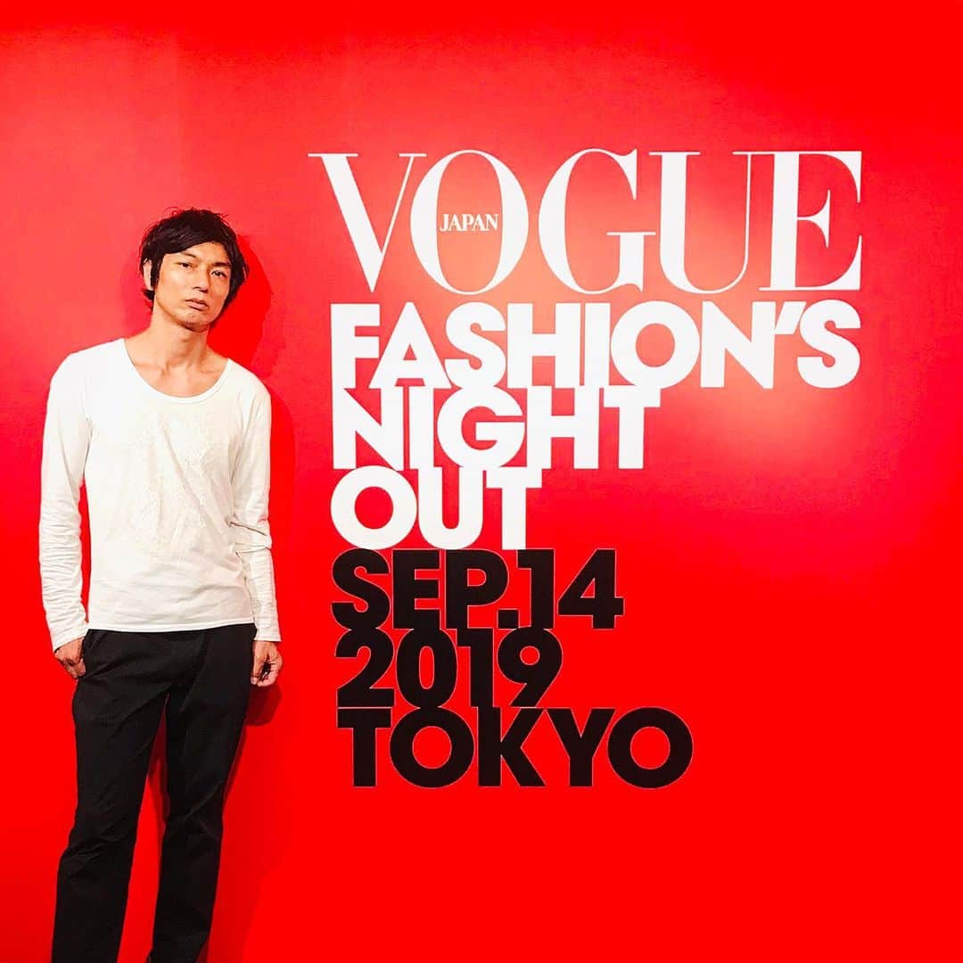 吉田ヒトシさんのインスタグラム写真 - (吉田ヒトシInstagram)「先週末、ファッション誌『VOGUE JAPAN』による、世界最大級のショッピング・イベント「VOGUE FASHION’S NIGHT OUT」に行ってきました。  今年のFNO 「Fashion ×Sustainability（ファッション×サステナビリティ）」 に根差した取り組みも！セレモニーには環境省の「環境特別広報大使」を務める女優でありアーティストの柴咲コウのほか、モデルの冨永愛、森星、福士リナ、MCにはクリス・ペプラーなどが勢揃いする。  #Vouge #nipht #表参道 #ファッション  #モデル #吉田ヒトシ #officeyoshida  #yoshidahitoshi」9月20日 16時57分 - yoshida__hitoshi