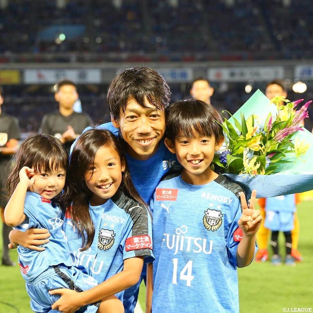 Ｊリーグさんのインスタグラム写真 - (ＪリーグInstagram)「【Ｊリーグ時差スタグラム📸】﻿ FAMILY PHOTO 📸✨﻿ ﻿ #Ｊリーグ #jleague﻿ ﻿ #川崎フロンターレ﻿ #frontale #🐬﻿ #中村憲剛﻿ ﻿ #instagood﻿ #時差スタグラム﻿ #家族写真 #家族 #family﻿ #familyphoto  #familyphotoshoot  #親子 #子ども #kids﻿ #笑顔 #ニコニコ #スマイル﻿ #花束 #💐﻿ #bestshot #niceshot﻿ #ベストショット #ナイスショット﻿ #オフショット #offshot #📸」9月20日 16時50分 - jleaguejp