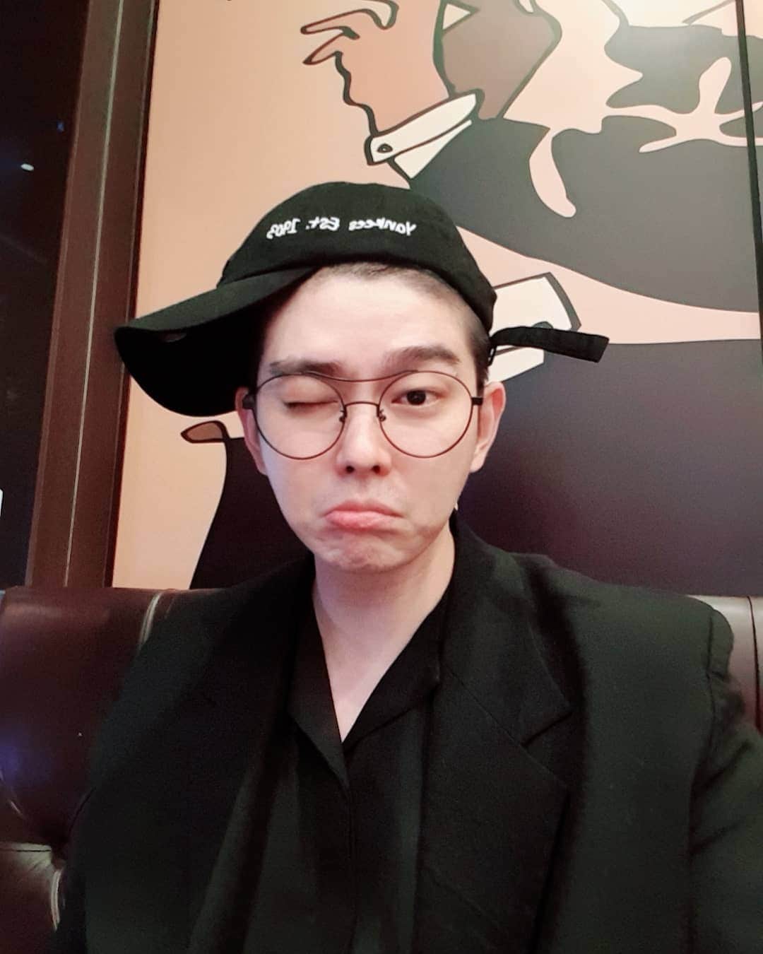 ユン・ギュンサンのインスタグラム：「#융귱상 전주와서  가족도보구 친구도보구 양이도보구 ♡♡♡ 손말짱하니 걱정 노노ㅎ 손목이 안좋아서 고정했던거 ㅎㅎ #이발함 #내가함 #빡빡이」