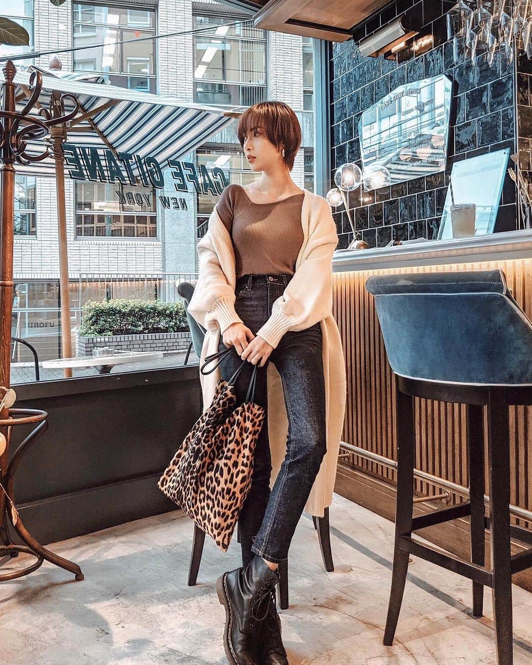 ソンイのインスタグラム：「こないだの雨の日私服☕️🥪☔️ 肌寒かったから @fifth_store のニットガウン着たよ😌 トップスとヒョウ柄Bagもfifth🐆❤️ プチプラで可愛いお洋服がいっぱいで、産後復帰してからも毎月fifthの撮影してるからwebサイトで私を探してみてね😙💕✌🏼 もう6年くらい着用モデルやらせていただいてるんだぁ🥰 #fifth #フィフス #秋コーデ #ママコーデ」