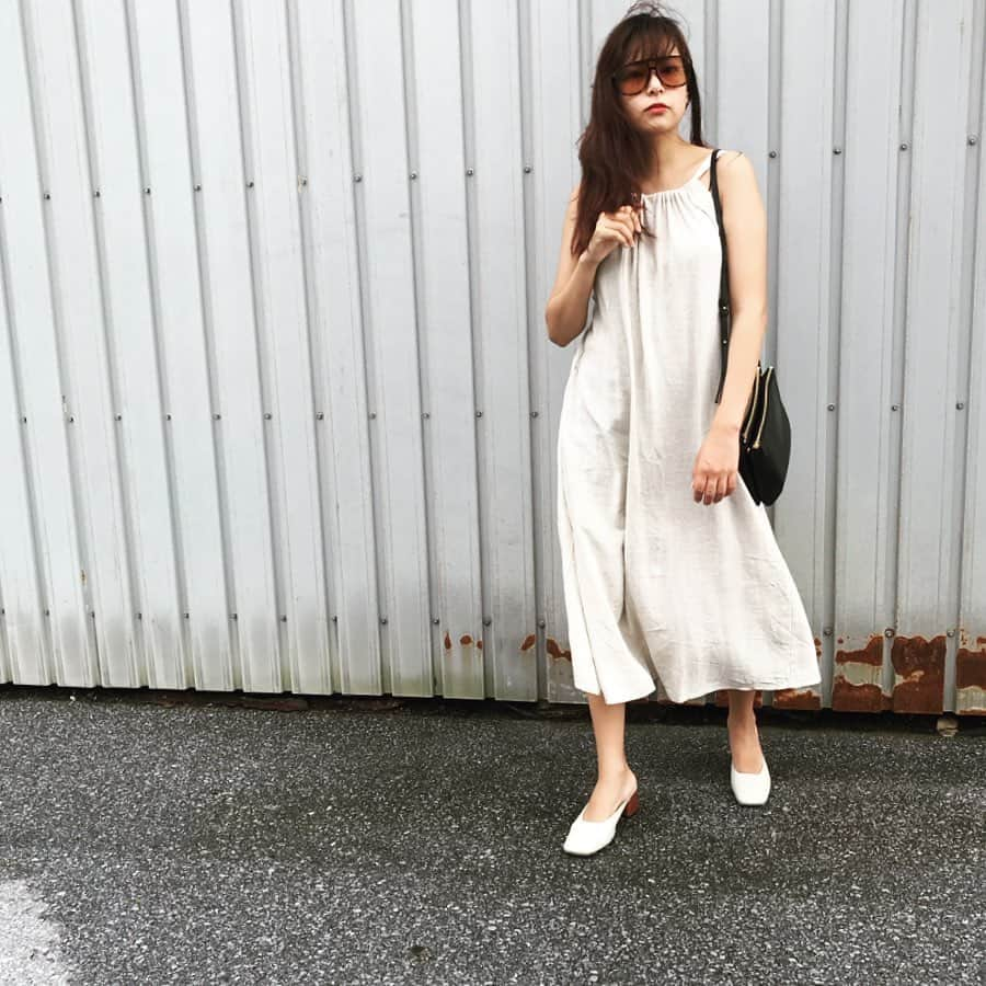 知念美加子さんのインスタグラム写真 - (知念美加子Instagram)「Coordinate 😋 ・ ・ ・ 春に届いた背中が可愛いリネンのワンピース！暑くなったら着ようと思ってたらもう9月🍁笑 ・ 絶賛台風中だけど、沖縄だから着れたよね笑 ・ ・ ワンピースは肩から脱げるし、インナーも授乳できるやつ👶 ・ ・ Dress @lifes_store  Inner @ravijour_official  Sunglasses @bed_boutique  Bag @celine  Shoes @fray_id ・ #coordinate #ちねんすたいる #オシャレは自由」9月20日 16時54分 - chinenmikako