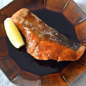 ヤマサ醤油株式会社さんのインスタグラム写真 - (ヤマサ醤油株式会社Instagram)「「基本の鮭の和風ムニエル」 https://recipe.yamasa.com/recipes/3497 鮭に塩をして小麦粉を薄っすらまぶし、フライパンでこんがりとソテーする鮭のムニエル。レモンバターじょうゆを合わせるレシピで、ごはんにもばっちり合う和風版です。  #ムニエル#鮭#基本#和風#ヤマサ#レシピ#おうちごはん#手作り＃#ハッピーレシピ部#yamasa#recipe#jp#yummy#instafood#instadaily#instagood#photooftheday#instapic#f4f#soysauce#Eeeeeats#FoodPhotography#Delish#happyrecipe」9月20日 17時00分 - yamasa_soy_sauce