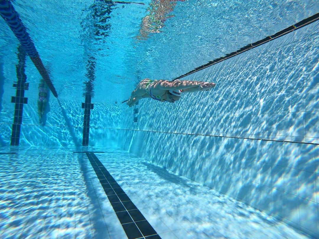 エミリー・シーボームのインスタグラム：「Gliding right into the weekend.  #goldcoast #swimming #water #athlete」