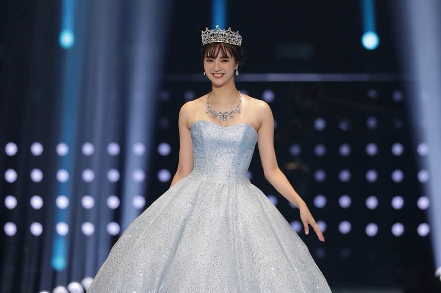エクセルコ ダイヤモンド 婚約指輪♔結婚指輪のインスタグラム：「. #TGC’19A/Wの 「#マイナビウエディング×#エクセルコダイヤモンド STAGE」に 花嫁姿で登場したのは新婚・新川優愛さん。 .  12年前に国際宝飾窃盗団ピンクパンサーに 強奪され復刻した、時価総額12億円のティアラなど ダイヤモンドジュエリーの輝きを纏い 観客を魅了しました。 . アイディアルラウンドブリリアントカット発明から 100周年、これからも本物の輝きを届け続けます。  #TGC #東京ガールズコレクション #TOKYOGIRLSCOLLECTION #エクセルコダイヤモンド #exelcodiamond  店舗一覧 東京本店/盛岡店/仙台店/新潟店/青山店/町田マルイ店/横浜店/みなとみらい店/大宮店/ 宇都宮店/高崎店/静岡店/浜松店/金沢店/長野店/松本店/名古屋本店/大阪店/ 梅田店/京都店/神戸店/広島店/福岡店/ヒルトン福岡シーホーク店/小倉店/博多店/長崎ハマクロス411店/熊本店」