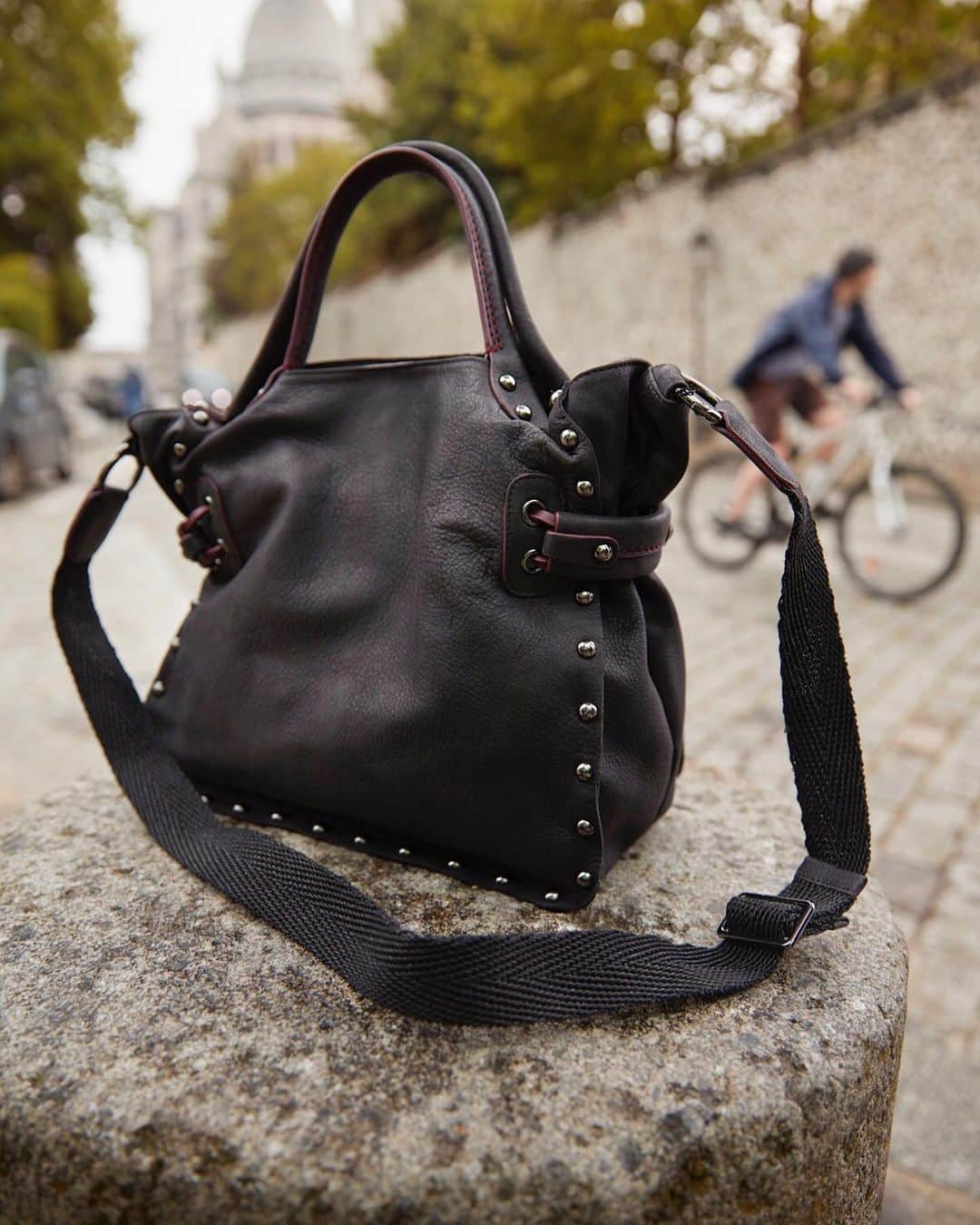 ジャマンピュエッシュのインスタグラム：「An everyday essential, the Lucien PM is an updated classic with a twist. Sized perfectly to be carried by the handles or with the removable cross-body strap, the timeless all-leather style is accented with a metal stud border.  #jaminpuech #pfw #nyfw #fashion #fw19 #style #bag #paris #france」