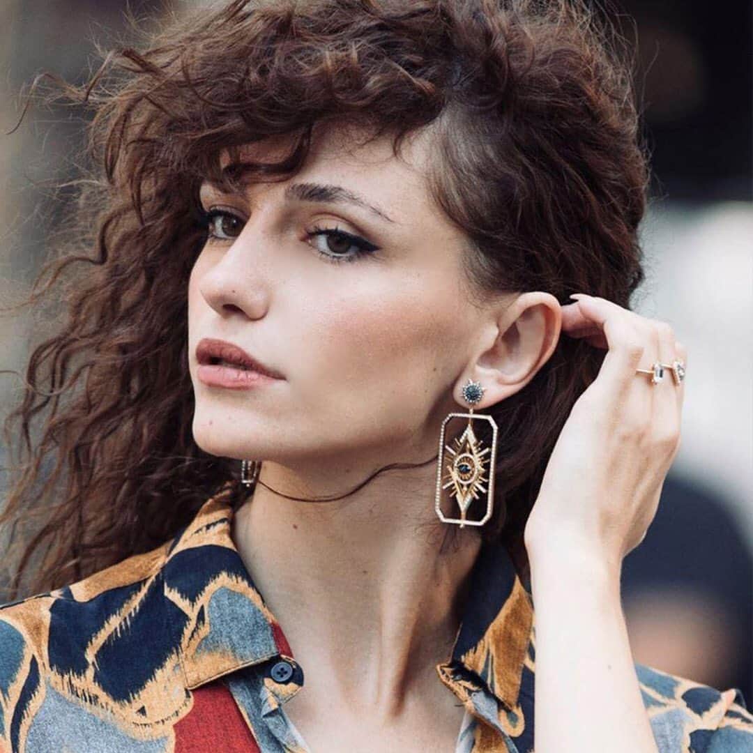 のインスタグラム：「@ezgisell shows us how to be instantly noticeable with the versatile Tarot Magic earrings. Tag the person who loves to make a style statement. #TarotMagic #SparkDelight #SwarovskiEarrings」