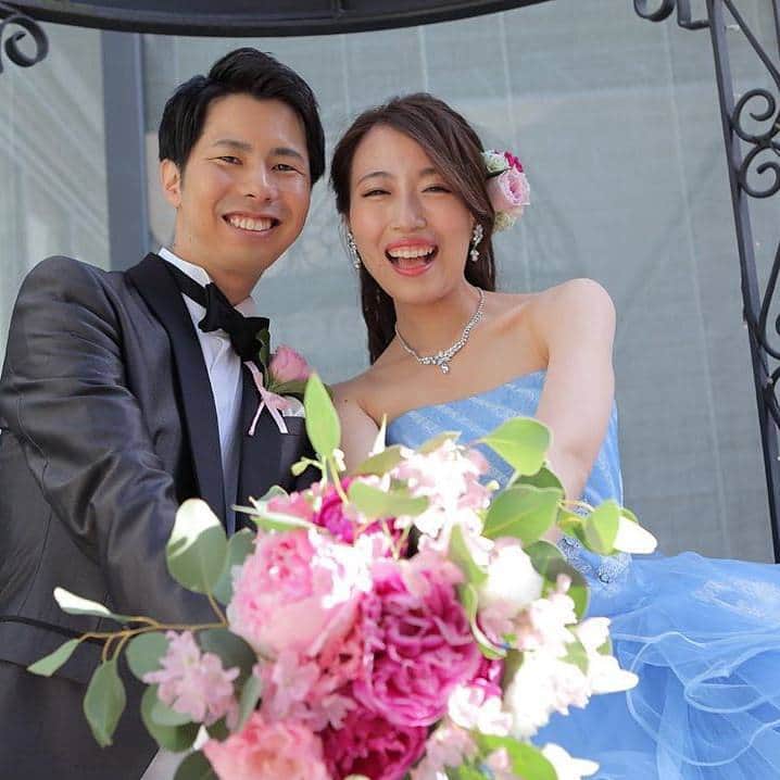 ホテルモントレウェディング【公式】 のインスタグラム：「♥ ￣￣￣￣￣￣￣￣￣￣ @montereyweddingをフォローして 『 #モントレ花嫁 』『 #ホテルモントレ』の タグをつけて投稿してくださいね＊*. ・ ホテルモントレ グラスミア大阪 @grasmereosaka.wedding ・ ピンク×ブルーで大人可愛い さわやかコーデがお似合い♡* 笑顔がとっても素敵ですね♩ ・ ——————————. ◆ブライダルフェア予約はこちらをcheck＊* http://bit.ly/2xJi8pN ◆ホテルモントレ グラスミア大阪の公式HPはこちら* https://www.monterey-wedding.jp/grasmere_osaka/ ——————————. ・ #モントレ #モントレ花婿 #プレ花嫁 #卒花 #marry花嫁 #dressy花嫁 #farnyレポ #プラコレ ﻿#maricuru #dressy花嫁 #日本中のプレ花嫁さんと繋がりたい #ウエディングニュース #flower #ウェディングドレス #dress #結婚式 #披露宴 #結婚式場 #2019年秋婚 #2019年冬婚 #ホテルモントレグラスミア大阪 #グラスミア大阪 #大阪 #ドレス迷子 #カラードレス #ドレス選び #ドレス」