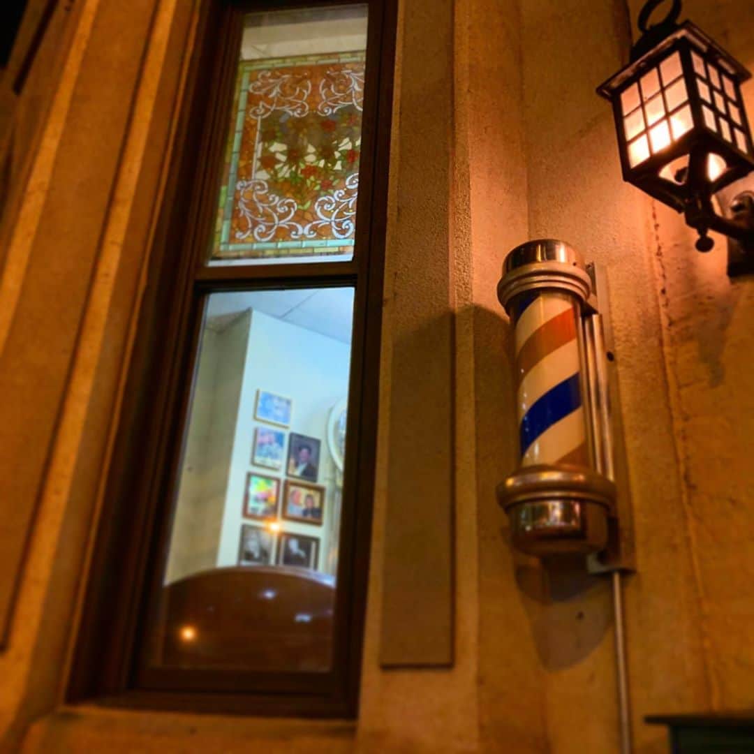 川原亜矢子のインスタグラム：「💈Barber is very nostalgic💈 #chicago #illinois #street #walk #散髪屋 #散歩」