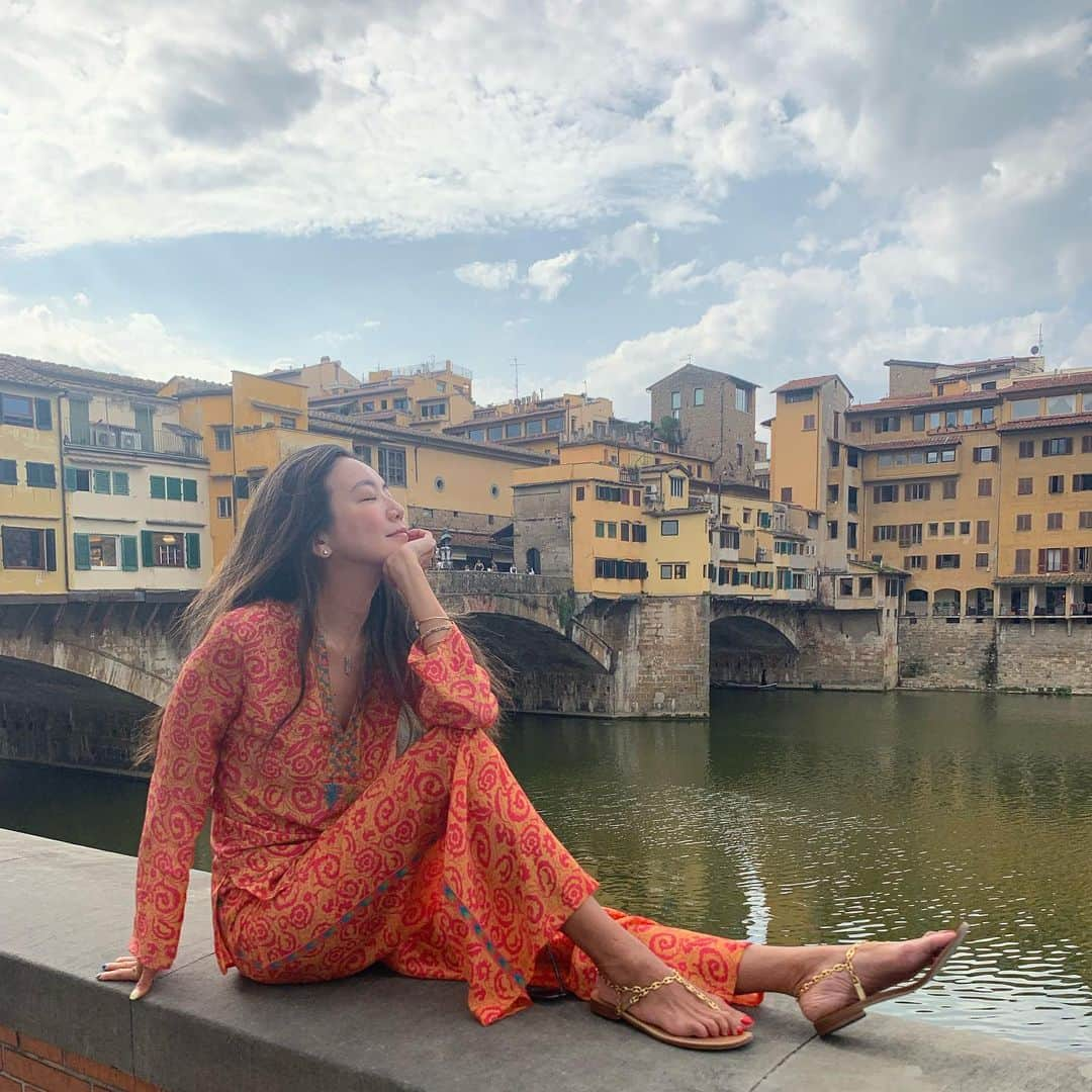 和央ようかさんのインスタグラム写真 - (和央ようかInstagram)「Last day in Florence 🇮🇹 Ponte Vecchio 🌉  フィレンツェ最終日 ポンテヴェッキオ🌉  #takakoworldstylin🌎  #lifestyle #italy 🇮🇹 #florence #firenze #pontevecchio #yokawao #和央ようか#イタリア #フィレンツェ#ポンテヴェッキオ」9月20日 17時18分 - yokawao0215