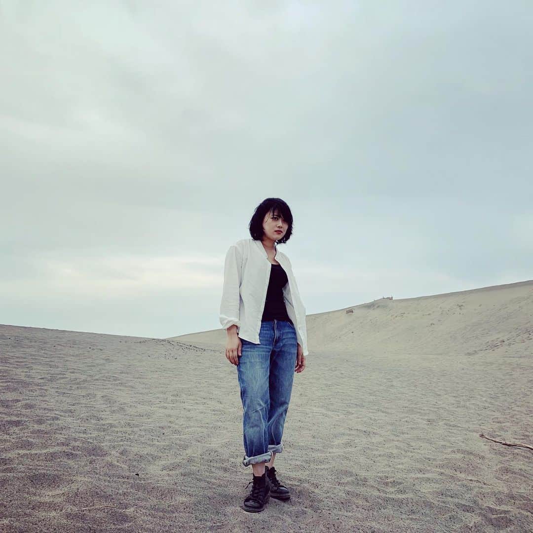 吉原茉依香さんのインスタグラム写真 - (吉原茉依香Instagram)「#dune #photography #me #japan #japanesegirl #カッコつけてみたけど顔ニヤけてる #雨降ってきて頭痛い」9月20日 17時24分 - maika_yoshihara
