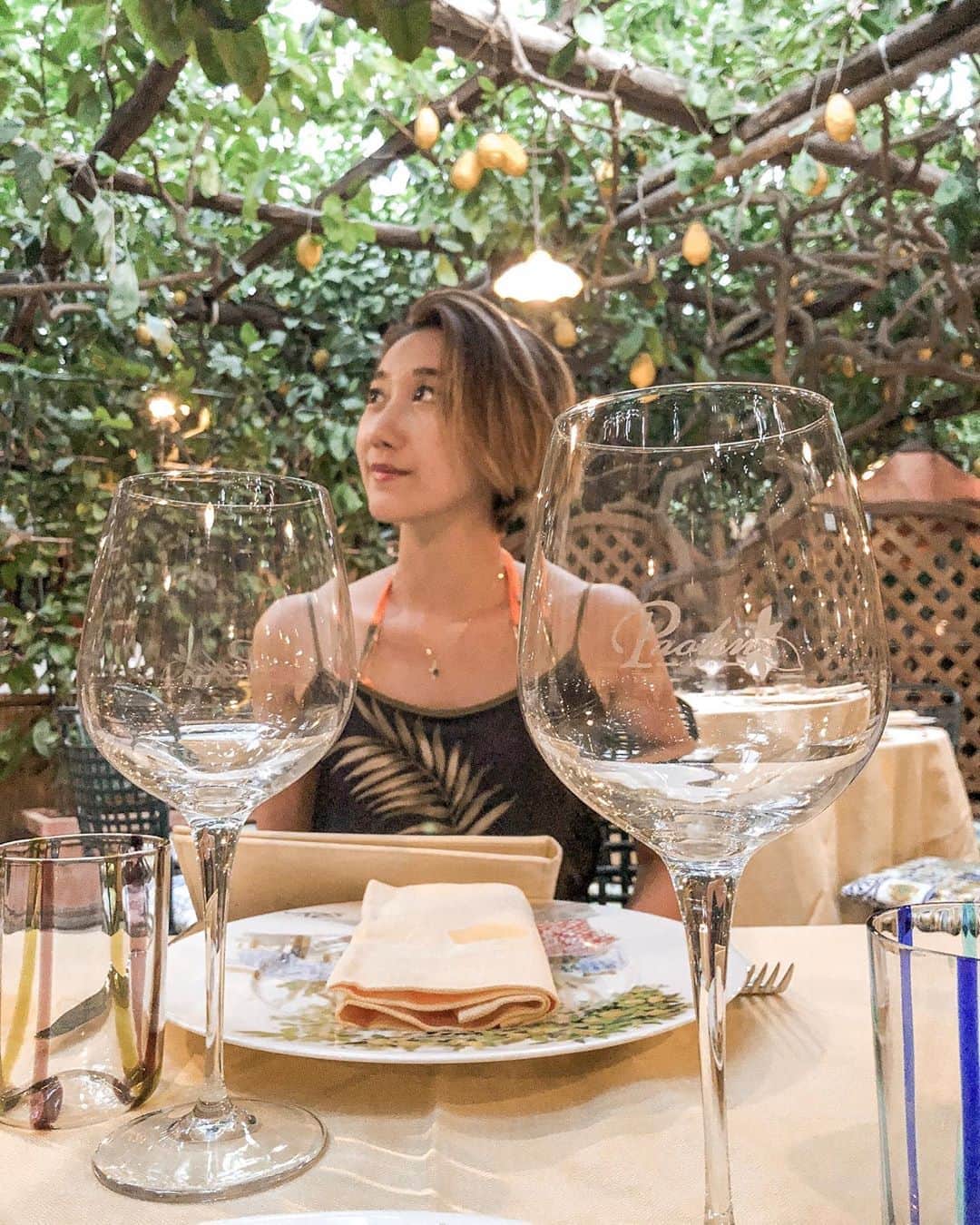 花井瑠美のインスタグラム：「CapriのLemon Trees🍋  レモンの木がいっぱい実ってる雰囲気抜群のレストラン✨  可愛いから女の子は絶対好きなはず♡  #capri#amalfi#capri#cruising#europa#itaria  #mediterranean #🚢#⛵️#beautifulsea #地中海クルーズ#ヨーロッパ旅行#アマルフィ海岸#カプリ島」