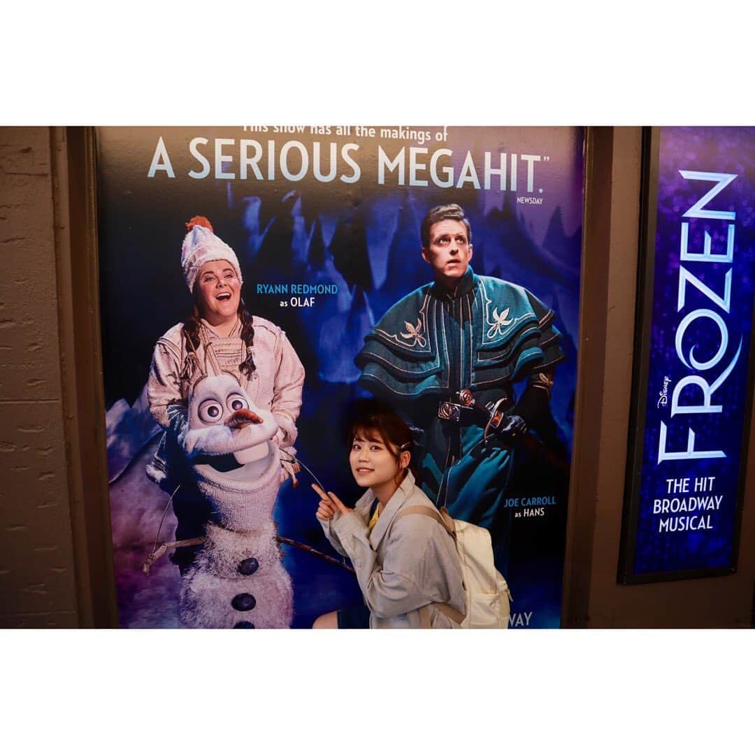 伊藤来笑のインスタグラム：「❄️ Broadway ❄️ . ずーっと憧れていたブロードウェイ！ どの演目を観るか迷ったけど、 原作を知っているので英語でも観やすそうな 「アナと雪の女王」にしました⛄️✨ . 決して大きい劇場じゃないのに ステージ演出が豪華で素晴らしくて、 おおお！って何度もなったし、 なにより「Let It Go」の迫力が凄くて 感動で鳥肌が立ちまくり😳 . 最後はみんなでスタンディングオベーション👏🏻✨ ちなみにオラフは、 ゴリゴリの人間が人形のオラフを操ってました🙆🏻 潔くて最高だ！！！ . . #ブロードウェイ #アナ雪 #舞台 #ミュージカル #アナと雪の女王  #ニューヨーク旅行 #アメリカ旅行 #broadway #frozen #nyc」