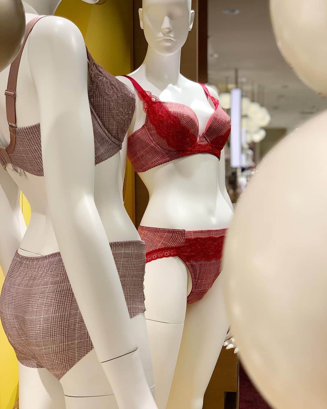 のインスタグラム：「女性の体型変化に寄り添い、多彩な機能でひとりひとりに合った美しいボディラインを叶えるブランド〈ラゼ〉✨﻿ 脇から背中の気になる段差をおさえてなめらかなラインにみせてくれる「着やせすっきりブラ」の、﻿ 秋らしいグレンチェック柄の新作が先行発売！﻿ タイトな洋服でもひびきにくく、すっきり着こなせます。﻿ ぜひこの機会に店頭にお越しくださいませ✨﻿ ﻿ 2019.9.18 wed - 10.1 tue﻿ 伊勢丹新宿店本館3階＝マ・ランジェリー/ワコール ラゼ﻿ ﻿ @isetan_shinjuku_malingerie﻿ #malingerie #wacoal #lasse #onlymi #isetan #shinjuku﻿ #マランジェリー #ワコール #ラゼ #ブラジャー #ブラ #オンリーエムアイ﻿ #下着 #新宿伊勢丹 #新宿 #伊勢丹新宿店」