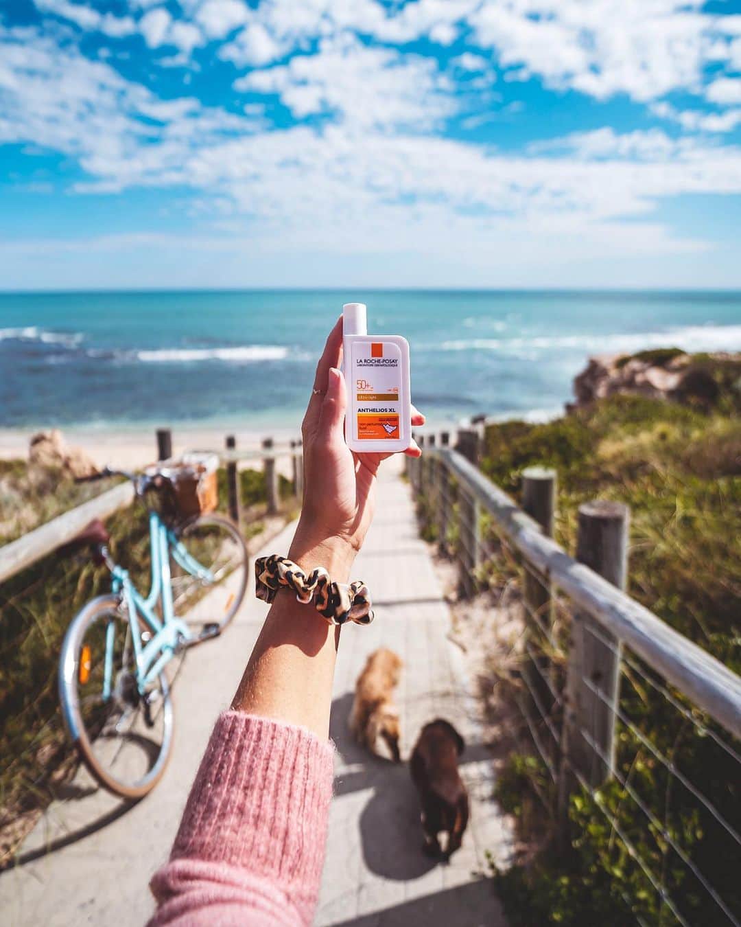 Amanda Biskさんのインスタグラム写真 - (Amanda BiskInstagram)「Spring rides along the coast with all the essentials…@westcoast_weenies & @larocheposayaunz sunscreen ☀️ I ALWAYS use sunscreen to protect my skin, even if I’m not out in the direct sun, and especially on my face! (something my dad taught me about keeping my skin looking young & fresh! 😉) The sun causes damage through clouds, windows (like in your car), and even has intensity in winter! Because I use sunscreen all the time (you guys know I also train outside ALOT!), I’ve tried and tested my fair share, so when I found La Roche-Posay Anthelios XL Ultra-Light Fluid SPF50+ I was stoked it ticked off all of my must haves! SPF 50+, it doesn’t sting or aggravate my dry sensitive skin, non-greasy, non-sticky, absorbs effortlessly with a matte finish, moisturises my skin AND (for those of you who wear make up daily) it is actually an awesome makeup base! WIN! 🙌🏼 Sun smart always! ☀️☀️☀️ #larocheposay #anthelios #healthyskin #larocheposaypartner ab♥️x」9月20日 17時28分 - amandabisk