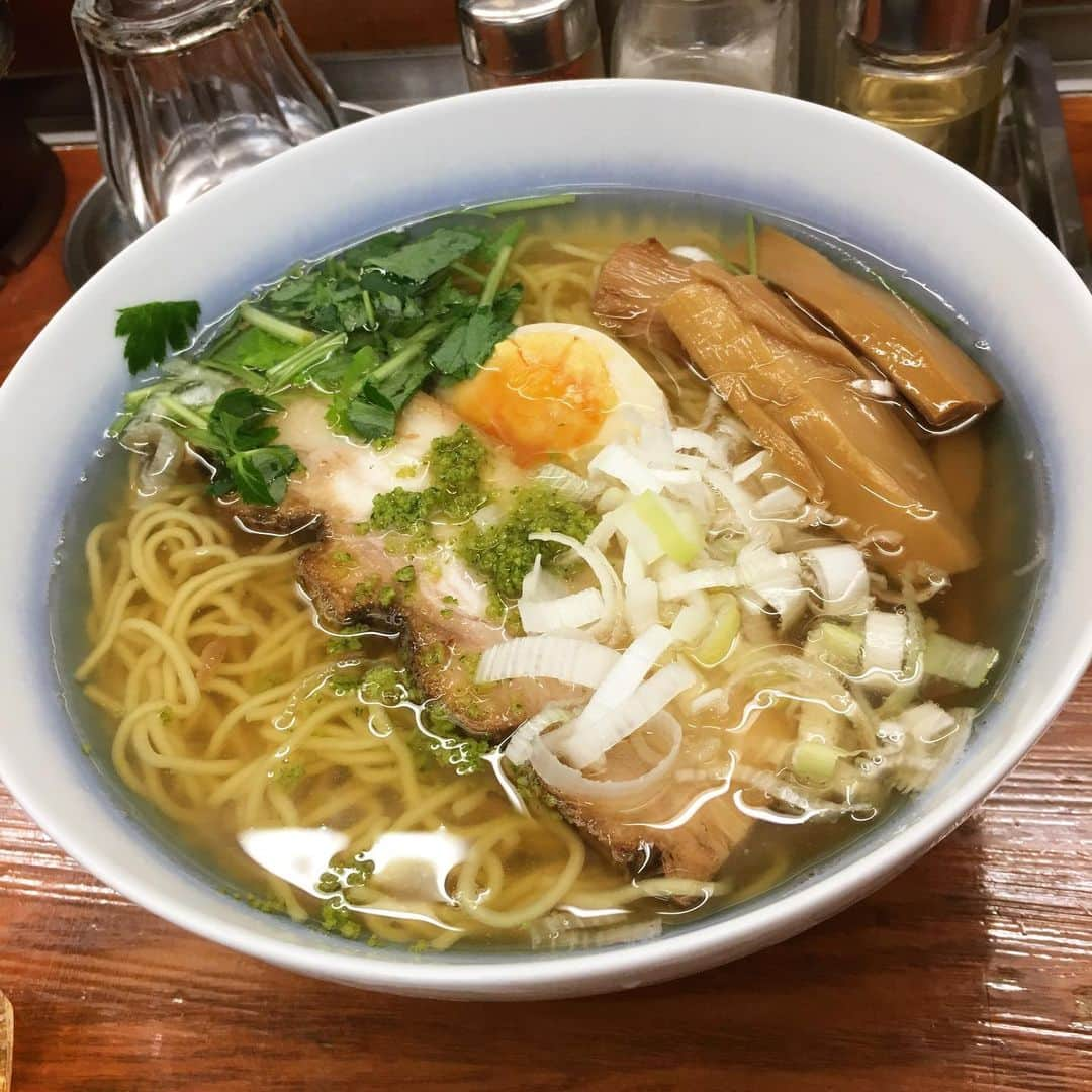 渡邉ひかるのインスタグラム：「麺屋 ひょっとこ @ 有楽町 和風柚子柳麺 730円 ・ ・ ・ ・ 東京交通会館の地下一階にある1店舗。 一階にお店を構えてるのとまた違って 実はラーメン屋さんがある！みたいな 隠れ家を見つけた感じで嬉しい！ カウンター席のみですが、地下に下がってみると 飲食店のある中でひときわ目立つ行列が。 客層は男性女性もバランス良くといった感じ。 お昼時ということもありましたが既に15人程並んでいました。 30分並んで無事に着席。 食券は食券機だったので、事前に決めておくことをお勧めします。 普通のラーメンもありましたが、ここは和風柚子柳麺を。 スープは透き通る塩清湯スープ。 鶏ガラと鰹節ベース。 麺はストレート細麺。 具材は、メンマ、煮卵、ねぎ、そして、大きめの存在感のある豚のトロトロチャーシュー、三つ葉。 あっさりな中にも、柚子と三つ葉の香りが上品で和風なこの一杯との相性が良かったです。 ・ ・ ・ ・ ・ ・ ⏰営業時間⏰ [平日] 11:00～20:00 [土] 11:00～19:00 ※売り切れ次第終了 ・ ・ 💤定休日💤  日・祝 (営業時間・定休日は変更となる場合がございますので、ご来店前に店舗にご確認ください。) ・ ・ ・ ・ ・  #麺屋ひょっとこ #有楽町 #menyahyottoko #yurakucho #和風柚子柳麺 #ラーメン #らーめん #ramen #ラーメン大好き渡邉さん #ラーメン女子 #麺スタグラム #渡邉ひかる #塩ラーメン #清湯スープ #和出汁」