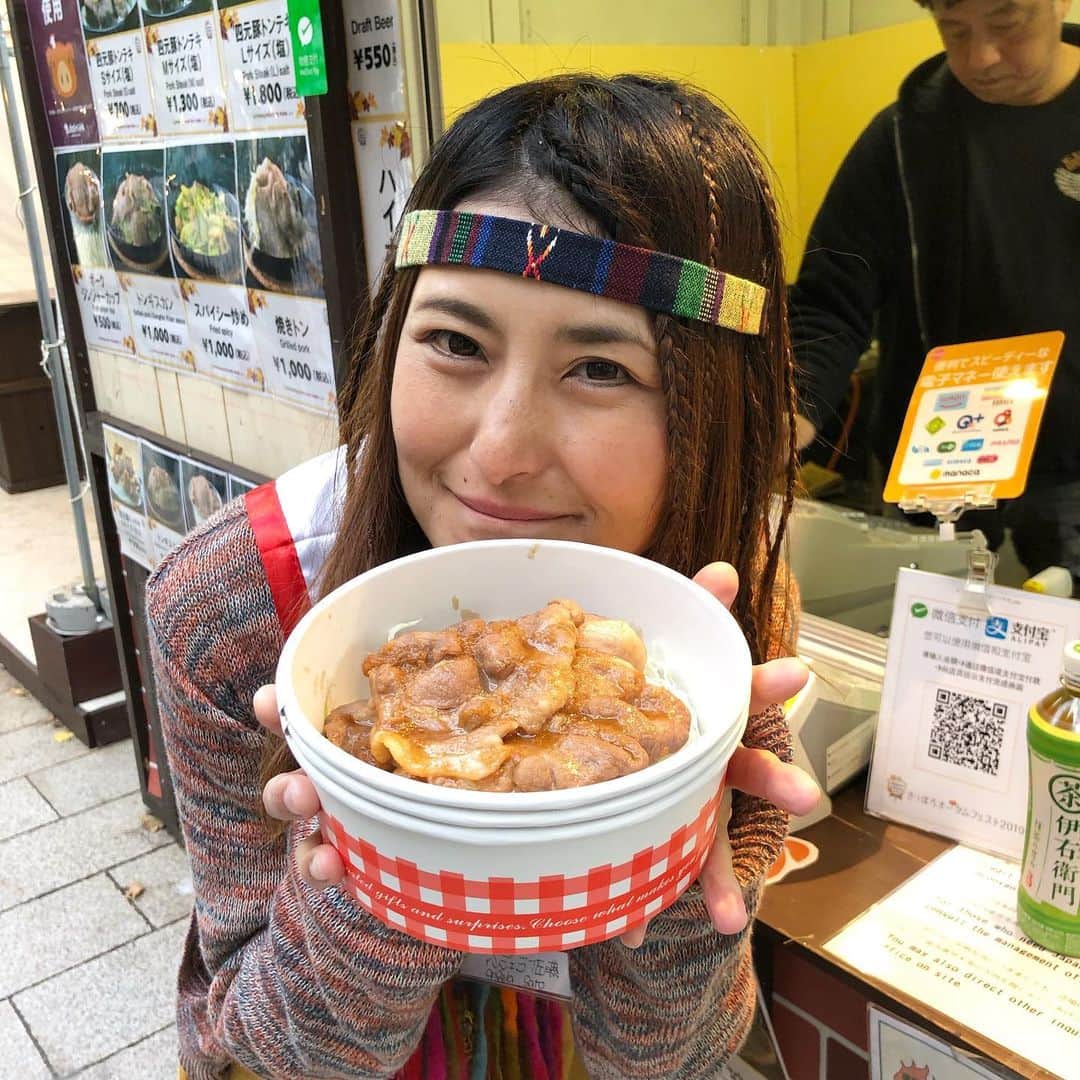 のインスタグラム：「1日店長がとびっきりの笑顔で皆様のお越しをお待ちしてまーす( ⸝⸝⸝ᵒ̴̶̷ωᵒ̴̶̷⸝⸝⸝)✨ｷﾗｰﾝ  #アンジェラ佐藤 #さっぽろオータムフェスト2019 #大通り四丁目会場 #さっぽろトンテキ #北海道の新グルメ #なまらうまいっしょ」