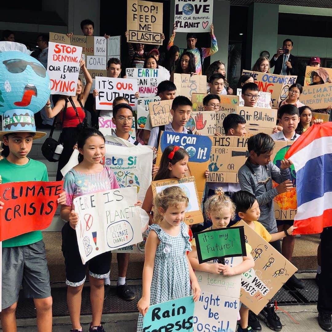 Amata Chittaseneeさんのインスタグラム写真 - (Amata ChittaseneeInstagram)「Climate Strike / Bangkok 2019 รู้สึกภูมิใจกับทุกๆคนในวันนี้ที่ออกมาร่วมสร้างพลังต่อสู้เพื่อโลกและอนาคตของพวกเรา 🤙🏾 พี่แพรขอเป็นกำลังใจให้น้องๆรุ่นใหม่ @climatestrike_thailand ❤️ u guys เจ๋งมาก!  สำหรับแพรแล้ว เรื่อง Climate Change เป็นเรื่องเร่งด่วนที่คนทั้งโลกต้องตระหนักและหาวิธีแก้ไขอย่างจริงจังได้แล้วค่ะ🤬 เราเกิดเหตุการณ์ที่น่ากลัวมากมายตั้งแต่ไฟป่า หมอกควัน อากาศเป็นพิษ น้ำแข็งขั้วโลกละลาย หมีขาวขุ้ยเขี่ยกองขยะ ตั้งแต่มาเริ่มเดินป่าก็รู้เลยธรรมชาติเหลือน้อยมากๆ ตอนไปดำน้ำแพรเห็นปะการังเริ่มฟอกขาวกันแล้ว และยังไม่นับกับขยะตามชายหาดมากมาย มันดูเป็นเรื่องที่ดูไกลตัวแต่จริงๆแล้วมันเป็นเรื่องใกล้ตัวมากๆ  โลกเราเจอกับสภาพอากาศที่แปรปรวน อย่างประเทศไทยเรา น้ำแล้ง ไม่สามารถทำนาได้ แต่อยู่ดีๆพายุเข้าเกิดน้ำท่วมไปอีก ร้อนๆ หนาวๆ สารพัด ถ้าเป็นแบบนี้ไปอีก เราจะไม่มีข้าวกินแน่นอน!  เรื่อง  Climate Change ไม่ใช่เรื่องของประเทศใดประเทศหนึ่ง แต่ทุกประเทศต้องร่วมกับ เพราะเรามีโลกใบนี้อยู่ใบเดียว เราจะทำยังไงให้คนดูแลรักษาป่า รักษาระบบนิเวศน์ รักษาผืนป่า รักษาท้องทะเล จะทำยังไงที่จะควบคุมโรงงานอุตสาหกรรมหรือรถยนต์ที่ปล่อยก๊าซเรือนกระจก จะทำยังไงให้คนใช้พลาสติกให้น้อยที่สุด จะทำยังไงให้โลกน่าอยู่อีกครั้ง เพื่อลูกหลานของเราในอนาคต อนาคตของเราอยู่ที่เราทุกคนที่ต้องร่วมมือกัน และถือเป็นเรื่องที่รอไม่ได้อีกต่อไป 💪🏽 วันนี้แพรขอเชิญเพื่อนๆ ร่วมกับแพร และ United Nations Development Programme (@undpthailand) เพื่อผลักดันให้ผู้นำของโลกต่างๆช่วนกันเปลี่ยนอนาคต โดยเข้ามาร่วมเล่นเกมส์ Mission 1.5  เพื่อโหวตว่าเหตุการณ์สภาพอากาศที่เปลี่ยนแปลงไหนที่ด่วนที่สุด เพื่อผู้นำของโลกต่างๆจะได้ยินเสียงของพวกเรา ในงาน UN Summit วันที่ 23 กันยายนนี้ ลิ้งอินไบโอ ร่วมเล่นกันวันนี้ เพื่อเปลี่ยนแปลงโลกในวันหน้า http://play.mission1point5.com/pearypie  ขอบคุณมากค่ะ  Together we can #actnow #Climatechange #Globalwarming #pearypiegoesgreen #climatestrike」9月20日 17時36分 - pearypie