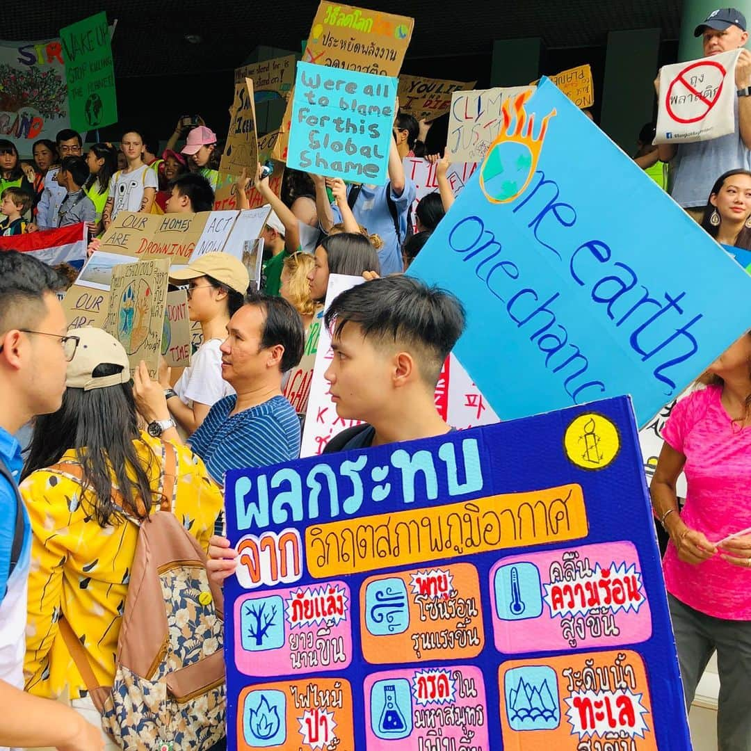 Amata Chittaseneeさんのインスタグラム写真 - (Amata ChittaseneeInstagram)「Climate Strike / Bangkok 2019 รู้สึกภูมิใจกับทุกๆคนในวันนี้ที่ออกมาร่วมสร้างพลังต่อสู้เพื่อโลกและอนาคตของพวกเรา 🤙🏾 พี่แพรขอเป็นกำลังใจให้น้องๆรุ่นใหม่ @climatestrike_thailand ❤️ u guys เจ๋งมาก!  สำหรับแพรแล้ว เรื่อง Climate Change เป็นเรื่องเร่งด่วนที่คนทั้งโลกต้องตระหนักและหาวิธีแก้ไขอย่างจริงจังได้แล้วค่ะ🤬 เราเกิดเหตุการณ์ที่น่ากลัวมากมายตั้งแต่ไฟป่า หมอกควัน อากาศเป็นพิษ น้ำแข็งขั้วโลกละลาย หมีขาวขุ้ยเขี่ยกองขยะ ตั้งแต่มาเริ่มเดินป่าก็รู้เลยธรรมชาติเหลือน้อยมากๆ ตอนไปดำน้ำแพรเห็นปะการังเริ่มฟอกขาวกันแล้ว และยังไม่นับกับขยะตามชายหาดมากมาย มันดูเป็นเรื่องที่ดูไกลตัวแต่จริงๆแล้วมันเป็นเรื่องใกล้ตัวมากๆ  โลกเราเจอกับสภาพอากาศที่แปรปรวน อย่างประเทศไทยเรา น้ำแล้ง ไม่สามารถทำนาได้ แต่อยู่ดีๆพายุเข้าเกิดน้ำท่วมไปอีก ร้อนๆ หนาวๆ สารพัด ถ้าเป็นแบบนี้ไปอีก เราจะไม่มีข้าวกินแน่นอน!  เรื่อง  Climate Change ไม่ใช่เรื่องของประเทศใดประเทศหนึ่ง แต่ทุกประเทศต้องร่วมกับ เพราะเรามีโลกใบนี้อยู่ใบเดียว เราจะทำยังไงให้คนดูแลรักษาป่า รักษาระบบนิเวศน์ รักษาผืนป่า รักษาท้องทะเล จะทำยังไงที่จะควบคุมโรงงานอุตสาหกรรมหรือรถยนต์ที่ปล่อยก๊าซเรือนกระจก จะทำยังไงให้คนใช้พลาสติกให้น้อยที่สุด จะทำยังไงให้โลกน่าอยู่อีกครั้ง เพื่อลูกหลานของเราในอนาคต อนาคตของเราอยู่ที่เราทุกคนที่ต้องร่วมมือกัน และถือเป็นเรื่องที่รอไม่ได้อีกต่อไป 💪🏽 วันนี้แพรขอเชิญเพื่อนๆ ร่วมกับแพร และ United Nations Development Programme (@undpthailand) เพื่อผลักดันให้ผู้นำของโลกต่างๆช่วนกันเปลี่ยนอนาคต โดยเข้ามาร่วมเล่นเกมส์ Mission 1.5  เพื่อโหวตว่าเหตุการณ์สภาพอากาศที่เปลี่ยนแปลงไหนที่ด่วนที่สุด เพื่อผู้นำของโลกต่างๆจะได้ยินเสียงของพวกเรา ในงาน UN Summit วันที่ 23 กันยายนนี้ ลิ้งอินไบโอ ร่วมเล่นกันวันนี้ เพื่อเปลี่ยนแปลงโลกในวันหน้า http://play.mission1point5.com/pearypie  ขอบคุณมากค่ะ  Together we can #actnow #Climatechange #Globalwarming #pearypiegoesgreen #climatestrike」9月20日 17時36分 - pearypie