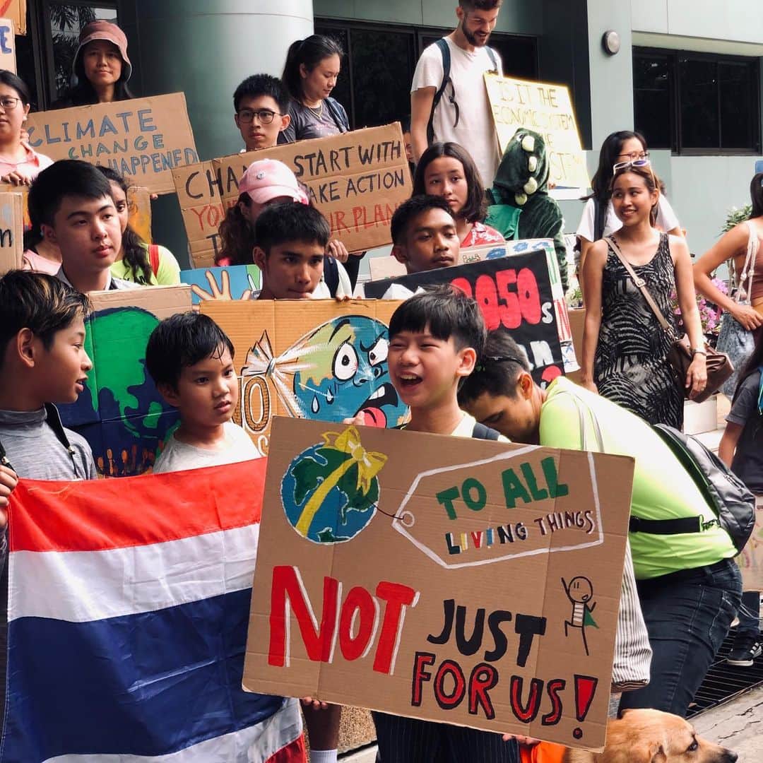 Amata Chittaseneeさんのインスタグラム写真 - (Amata ChittaseneeInstagram)「Climate Strike / Bangkok 2019 รู้สึกภูมิใจกับทุกๆคนในวันนี้ที่ออกมาร่วมสร้างพลังต่อสู้เพื่อโลกและอนาคตของพวกเรา 🤙🏾 พี่แพรขอเป็นกำลังใจให้น้องๆรุ่นใหม่ @climatestrike_thailand ❤️ u guys เจ๋งมาก!  สำหรับแพรแล้ว เรื่อง Climate Change เป็นเรื่องเร่งด่วนที่คนทั้งโลกต้องตระหนักและหาวิธีแก้ไขอย่างจริงจังได้แล้วค่ะ🤬 เราเกิดเหตุการณ์ที่น่ากลัวมากมายตั้งแต่ไฟป่า หมอกควัน อากาศเป็นพิษ น้ำแข็งขั้วโลกละลาย หมีขาวขุ้ยเขี่ยกองขยะ ตั้งแต่มาเริ่มเดินป่าก็รู้เลยธรรมชาติเหลือน้อยมากๆ ตอนไปดำน้ำแพรเห็นปะการังเริ่มฟอกขาวกันแล้ว และยังไม่นับกับขยะตามชายหาดมากมาย มันดูเป็นเรื่องที่ดูไกลตัวแต่จริงๆแล้วมันเป็นเรื่องใกล้ตัวมากๆ  โลกเราเจอกับสภาพอากาศที่แปรปรวน อย่างประเทศไทยเรา น้ำแล้ง ไม่สามารถทำนาได้ แต่อยู่ดีๆพายุเข้าเกิดน้ำท่วมไปอีก ร้อนๆ หนาวๆ สารพัด ถ้าเป็นแบบนี้ไปอีก เราจะไม่มีข้าวกินแน่นอน!  เรื่อง  Climate Change ไม่ใช่เรื่องของประเทศใดประเทศหนึ่ง แต่ทุกประเทศต้องร่วมกับ เพราะเรามีโลกใบนี้อยู่ใบเดียว เราจะทำยังไงให้คนดูแลรักษาป่า รักษาระบบนิเวศน์ รักษาผืนป่า รักษาท้องทะเล จะทำยังไงที่จะควบคุมโรงงานอุตสาหกรรมหรือรถยนต์ที่ปล่อยก๊าซเรือนกระจก จะทำยังไงให้คนใช้พลาสติกให้น้อยที่สุด จะทำยังไงให้โลกน่าอยู่อีกครั้ง เพื่อลูกหลานของเราในอนาคต อนาคตของเราอยู่ที่เราทุกคนที่ต้องร่วมมือกัน และถือเป็นเรื่องที่รอไม่ได้อีกต่อไป 💪🏽 วันนี้แพรขอเชิญเพื่อนๆ ร่วมกับแพร และ United Nations Development Programme (@undpthailand) เพื่อผลักดันให้ผู้นำของโลกต่างๆช่วนกันเปลี่ยนอนาคต โดยเข้ามาร่วมเล่นเกมส์ Mission 1.5  เพื่อโหวตว่าเหตุการณ์สภาพอากาศที่เปลี่ยนแปลงไหนที่ด่วนที่สุด เพื่อผู้นำของโลกต่างๆจะได้ยินเสียงของพวกเรา ในงาน UN Summit วันที่ 23 กันยายนนี้ ลิ้งอินไบโอ ร่วมเล่นกันวันนี้ เพื่อเปลี่ยนแปลงโลกในวันหน้า http://play.mission1point5.com/pearypie  ขอบคุณมากค่ะ  Together we can #actnow #Climatechange #Globalwarming #pearypiegoesgreen #climatestrike」9月20日 17時36分 - pearypie