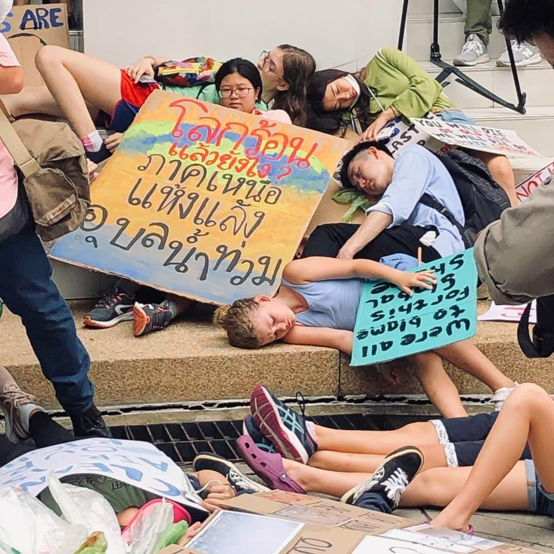 Amata Chittaseneeさんのインスタグラム写真 - (Amata ChittaseneeInstagram)「Climate Strike / Bangkok 2019 รู้สึกภูมิใจกับทุกๆคนในวันนี้ที่ออกมาร่วมสร้างพลังต่อสู้เพื่อโลกและอนาคตของพวกเรา 🤙🏾 พี่แพรขอเป็นกำลังใจให้น้องๆรุ่นใหม่ @climatestrike_thailand ❤️ u guys เจ๋งมาก!  สำหรับแพรแล้ว เรื่อง Climate Change เป็นเรื่องเร่งด่วนที่คนทั้งโลกต้องตระหนักและหาวิธีแก้ไขอย่างจริงจังได้แล้วค่ะ🤬 เราเกิดเหตุการณ์ที่น่ากลัวมากมายตั้งแต่ไฟป่า หมอกควัน อากาศเป็นพิษ น้ำแข็งขั้วโลกละลาย หมีขาวขุ้ยเขี่ยกองขยะ ตั้งแต่มาเริ่มเดินป่าก็รู้เลยธรรมชาติเหลือน้อยมากๆ ตอนไปดำน้ำแพรเห็นปะการังเริ่มฟอกขาวกันแล้ว และยังไม่นับกับขยะตามชายหาดมากมาย มันดูเป็นเรื่องที่ดูไกลตัวแต่จริงๆแล้วมันเป็นเรื่องใกล้ตัวมากๆ  โลกเราเจอกับสภาพอากาศที่แปรปรวน อย่างประเทศไทยเรา น้ำแล้ง ไม่สามารถทำนาได้ แต่อยู่ดีๆพายุเข้าเกิดน้ำท่วมไปอีก ร้อนๆ หนาวๆ สารพัด ถ้าเป็นแบบนี้ไปอีก เราจะไม่มีข้าวกินแน่นอน!  เรื่อง  Climate Change ไม่ใช่เรื่องของประเทศใดประเทศหนึ่ง แต่ทุกประเทศต้องร่วมกับ เพราะเรามีโลกใบนี้อยู่ใบเดียว เราจะทำยังไงให้คนดูแลรักษาป่า รักษาระบบนิเวศน์ รักษาผืนป่า รักษาท้องทะเล จะทำยังไงที่จะควบคุมโรงงานอุตสาหกรรมหรือรถยนต์ที่ปล่อยก๊าซเรือนกระจก จะทำยังไงให้คนใช้พลาสติกให้น้อยที่สุด จะทำยังไงให้โลกน่าอยู่อีกครั้ง เพื่อลูกหลานของเราในอนาคต อนาคตของเราอยู่ที่เราทุกคนที่ต้องร่วมมือกัน และถือเป็นเรื่องที่รอไม่ได้อีกต่อไป 💪🏽 วันนี้แพรขอเชิญเพื่อนๆ ร่วมกับแพร และ United Nations Development Programme (@undpthailand) เพื่อผลักดันให้ผู้นำของโลกต่างๆช่วนกันเปลี่ยนอนาคต โดยเข้ามาร่วมเล่นเกมส์ Mission 1.5  เพื่อโหวตว่าเหตุการณ์สภาพอากาศที่เปลี่ยนแปลงไหนที่ด่วนที่สุด เพื่อผู้นำของโลกต่างๆจะได้ยินเสียงของพวกเรา ในงาน UN Summit วันที่ 23 กันยายนนี้ ลิ้งอินไบโอ ร่วมเล่นกันวันนี้ เพื่อเปลี่ยนแปลงโลกในวันหน้า http://play.mission1point5.com/pearypie  ขอบคุณมากค่ะ  Together we can #actnow #Climatechange #Globalwarming #pearypiegoesgreen #climatestrike」9月20日 17時36分 - pearypie