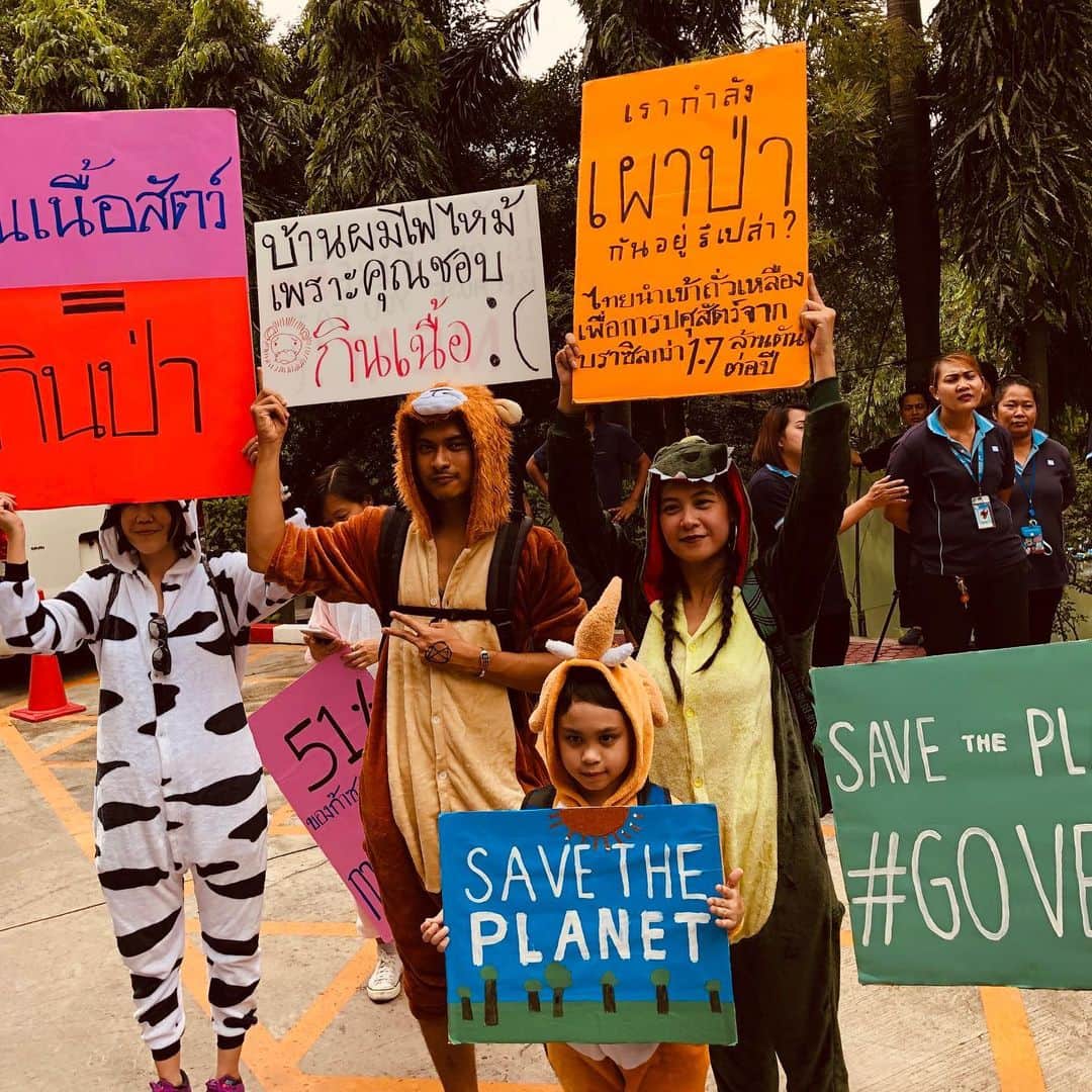 Amata Chittaseneeさんのインスタグラム写真 - (Amata ChittaseneeInstagram)「Climate Strike / Bangkok 2019 รู้สึกภูมิใจกับทุกๆคนในวันนี้ที่ออกมาร่วมสร้างพลังต่อสู้เพื่อโลกและอนาคตของพวกเรา 🤙🏾 พี่แพรขอเป็นกำลังใจให้น้องๆรุ่นใหม่ @climatestrike_thailand ❤️ u guys เจ๋งมาก!  สำหรับแพรแล้ว เรื่อง Climate Change เป็นเรื่องเร่งด่วนที่คนทั้งโลกต้องตระหนักและหาวิธีแก้ไขอย่างจริงจังได้แล้วค่ะ🤬 เราเกิดเหตุการณ์ที่น่ากลัวมากมายตั้งแต่ไฟป่า หมอกควัน อากาศเป็นพิษ น้ำแข็งขั้วโลกละลาย หมีขาวขุ้ยเขี่ยกองขยะ ตั้งแต่มาเริ่มเดินป่าก็รู้เลยธรรมชาติเหลือน้อยมากๆ ตอนไปดำน้ำแพรเห็นปะการังเริ่มฟอกขาวกันแล้ว และยังไม่นับกับขยะตามชายหาดมากมาย มันดูเป็นเรื่องที่ดูไกลตัวแต่จริงๆแล้วมันเป็นเรื่องใกล้ตัวมากๆ  โลกเราเจอกับสภาพอากาศที่แปรปรวน อย่างประเทศไทยเรา น้ำแล้ง ไม่สามารถทำนาได้ แต่อยู่ดีๆพายุเข้าเกิดน้ำท่วมไปอีก ร้อนๆ หนาวๆ สารพัด ถ้าเป็นแบบนี้ไปอีก เราจะไม่มีข้าวกินแน่นอน!  เรื่อง  Climate Change ไม่ใช่เรื่องของประเทศใดประเทศหนึ่ง แต่ทุกประเทศต้องร่วมกับ เพราะเรามีโลกใบนี้อยู่ใบเดียว เราจะทำยังไงให้คนดูแลรักษาป่า รักษาระบบนิเวศน์ รักษาผืนป่า รักษาท้องทะเล จะทำยังไงที่จะควบคุมโรงงานอุตสาหกรรมหรือรถยนต์ที่ปล่อยก๊าซเรือนกระจก จะทำยังไงให้คนใช้พลาสติกให้น้อยที่สุด จะทำยังไงให้โลกน่าอยู่อีกครั้ง เพื่อลูกหลานของเราในอนาคต อนาคตของเราอยู่ที่เราทุกคนที่ต้องร่วมมือกัน และถือเป็นเรื่องที่รอไม่ได้อีกต่อไป 💪🏽 วันนี้แพรขอเชิญเพื่อนๆ ร่วมกับแพร และ United Nations Development Programme (@undpthailand) เพื่อผลักดันให้ผู้นำของโลกต่างๆช่วนกันเปลี่ยนอนาคต โดยเข้ามาร่วมเล่นเกมส์ Mission 1.5  เพื่อโหวตว่าเหตุการณ์สภาพอากาศที่เปลี่ยนแปลงไหนที่ด่วนที่สุด เพื่อผู้นำของโลกต่างๆจะได้ยินเสียงของพวกเรา ในงาน UN Summit วันที่ 23 กันยายนนี้ ลิ้งอินไบโอ ร่วมเล่นกันวันนี้ เพื่อเปลี่ยนแปลงโลกในวันหน้า http://play.mission1point5.com/pearypie  ขอบคุณมากค่ะ  Together we can #actnow #Climatechange #Globalwarming #pearypiegoesgreen #climatestrike」9月20日 17時36分 - pearypie