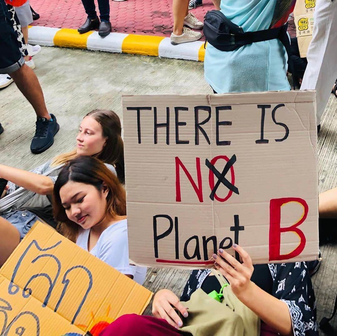 Amata Chittaseneeさんのインスタグラム写真 - (Amata ChittaseneeInstagram)「Climate Strike / Bangkok 2019 รู้สึกภูมิใจกับทุกๆคนในวันนี้ที่ออกมาร่วมสร้างพลังต่อสู้เพื่อโลกและอนาคตของพวกเรา 🤙🏾 พี่แพรขอเป็นกำลังใจให้น้องๆรุ่นใหม่ @climatestrike_thailand ❤️ u guys เจ๋งมาก!  สำหรับแพรแล้ว เรื่อง Climate Change เป็นเรื่องเร่งด่วนที่คนทั้งโลกต้องตระหนักและหาวิธีแก้ไขอย่างจริงจังได้แล้วค่ะ🤬 เราเกิดเหตุการณ์ที่น่ากลัวมากมายตั้งแต่ไฟป่า หมอกควัน อากาศเป็นพิษ น้ำแข็งขั้วโลกละลาย หมีขาวขุ้ยเขี่ยกองขยะ ตั้งแต่มาเริ่มเดินป่าก็รู้เลยธรรมชาติเหลือน้อยมากๆ ตอนไปดำน้ำแพรเห็นปะการังเริ่มฟอกขาวกันแล้ว และยังไม่นับกับขยะตามชายหาดมากมาย มันดูเป็นเรื่องที่ดูไกลตัวแต่จริงๆแล้วมันเป็นเรื่องใกล้ตัวมากๆ  โลกเราเจอกับสภาพอากาศที่แปรปรวน อย่างประเทศไทยเรา น้ำแล้ง ไม่สามารถทำนาได้ แต่อยู่ดีๆพายุเข้าเกิดน้ำท่วมไปอีก ร้อนๆ หนาวๆ สารพัด ถ้าเป็นแบบนี้ไปอีก เราจะไม่มีข้าวกินแน่นอน!  เรื่อง  Climate Change ไม่ใช่เรื่องของประเทศใดประเทศหนึ่ง แต่ทุกประเทศต้องร่วมกับ เพราะเรามีโลกใบนี้อยู่ใบเดียว เราจะทำยังไงให้คนดูแลรักษาป่า รักษาระบบนิเวศน์ รักษาผืนป่า รักษาท้องทะเล จะทำยังไงที่จะควบคุมโรงงานอุตสาหกรรมหรือรถยนต์ที่ปล่อยก๊าซเรือนกระจก จะทำยังไงให้คนใช้พลาสติกให้น้อยที่สุด จะทำยังไงให้โลกน่าอยู่อีกครั้ง เพื่อลูกหลานของเราในอนาคต อนาคตของเราอยู่ที่เราทุกคนที่ต้องร่วมมือกัน และถือเป็นเรื่องที่รอไม่ได้อีกต่อไป 💪🏽 วันนี้แพรขอเชิญเพื่อนๆ ร่วมกับแพร และ United Nations Development Programme (@undpthailand) เพื่อผลักดันให้ผู้นำของโลกต่างๆช่วนกันเปลี่ยนอนาคต โดยเข้ามาร่วมเล่นเกมส์ Mission 1.5  เพื่อโหวตว่าเหตุการณ์สภาพอากาศที่เปลี่ยนแปลงไหนที่ด่วนที่สุด เพื่อผู้นำของโลกต่างๆจะได้ยินเสียงของพวกเรา ในงาน UN Summit วันที่ 23 กันยายนนี้ ลิ้งอินไบโอ ร่วมเล่นกันวันนี้ เพื่อเปลี่ยนแปลงโลกในวันหน้า http://play.mission1point5.com/pearypie  ขอบคุณมากค่ะ  Together we can #actnow #Climatechange #Globalwarming #pearypiegoesgreen #climatestrike」9月20日 17時36分 - pearypie