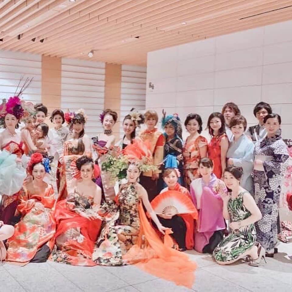 吉田ヒトシさんのインスタグラム写真 - (吉田ヒトシInstagram)「8/25 Ginza six 観世能楽堂「日本文化発表会」にて、和太鼓集団「桜魁」さんとともに三浦みやびさん率いるミセスモデルによる着物と着物ドレスによるランウェイを演出させていただきました。 和太鼓の生の演奏、「ヘンミン」さんデザインの着物ドレスとベッドドレスで華やかなステージとなりました。 沢山のご協力を賜りありがとうございました。  #桜魁 #織彩色舞 #吉田ヒトシ #officeyoshida  #モデル #ginzasix #ランウェイ #能楽堂 #着物 #着物ドレス #三浦みやび  #ヘンミン」9月20日 17時38分 - yoshida__hitoshi