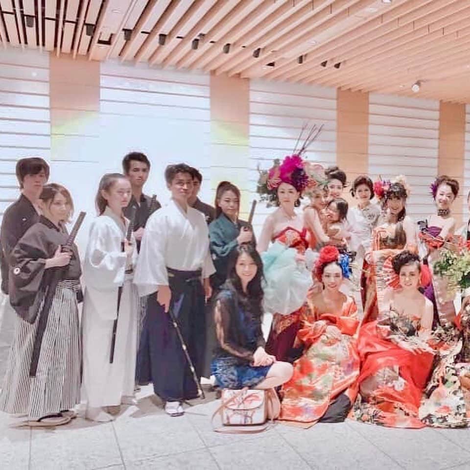 吉田ヒトシさんのインスタグラム写真 - (吉田ヒトシInstagram)「8/25 Ginza six 観世能楽堂「日本文化発表会」にて、和太鼓集団「桜魁」さんとともに三浦みやびさん率いるミセスモデルによる着物と着物ドレスによるランウェイを演出させていただきました。 和太鼓の生の演奏、「ヘンミン」さんデザインの着物ドレスとベッドドレスで華やかなステージとなりました。 沢山のご協力を賜りありがとうございました。  #桜魁 #織彩色舞 #吉田ヒトシ #officeyoshida  #モデル #ginzasix #ランウェイ #能楽堂 #着物 #着物ドレス #三浦みやび  #ヘンミン」9月20日 17時38分 - yoshida__hitoshi
