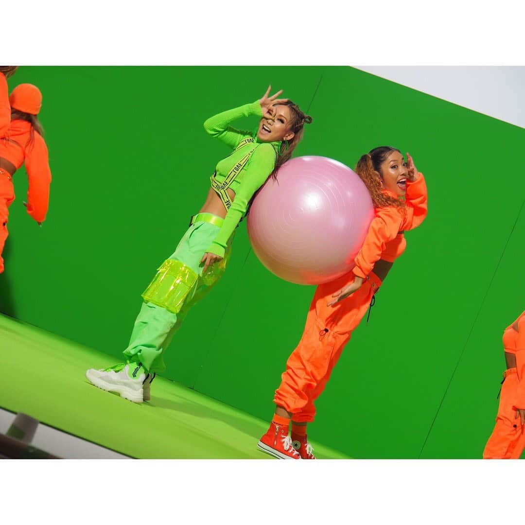 のインスタグラム：「New MV!!﻿ ﻿ #recode #new #mv #comingsoon #kodakumi  #倖田來未 #loveil #jasmineivy #lime green #green #fashion #beauty #衣装 #グリーン #ライトグリーン #ライムグリーン」