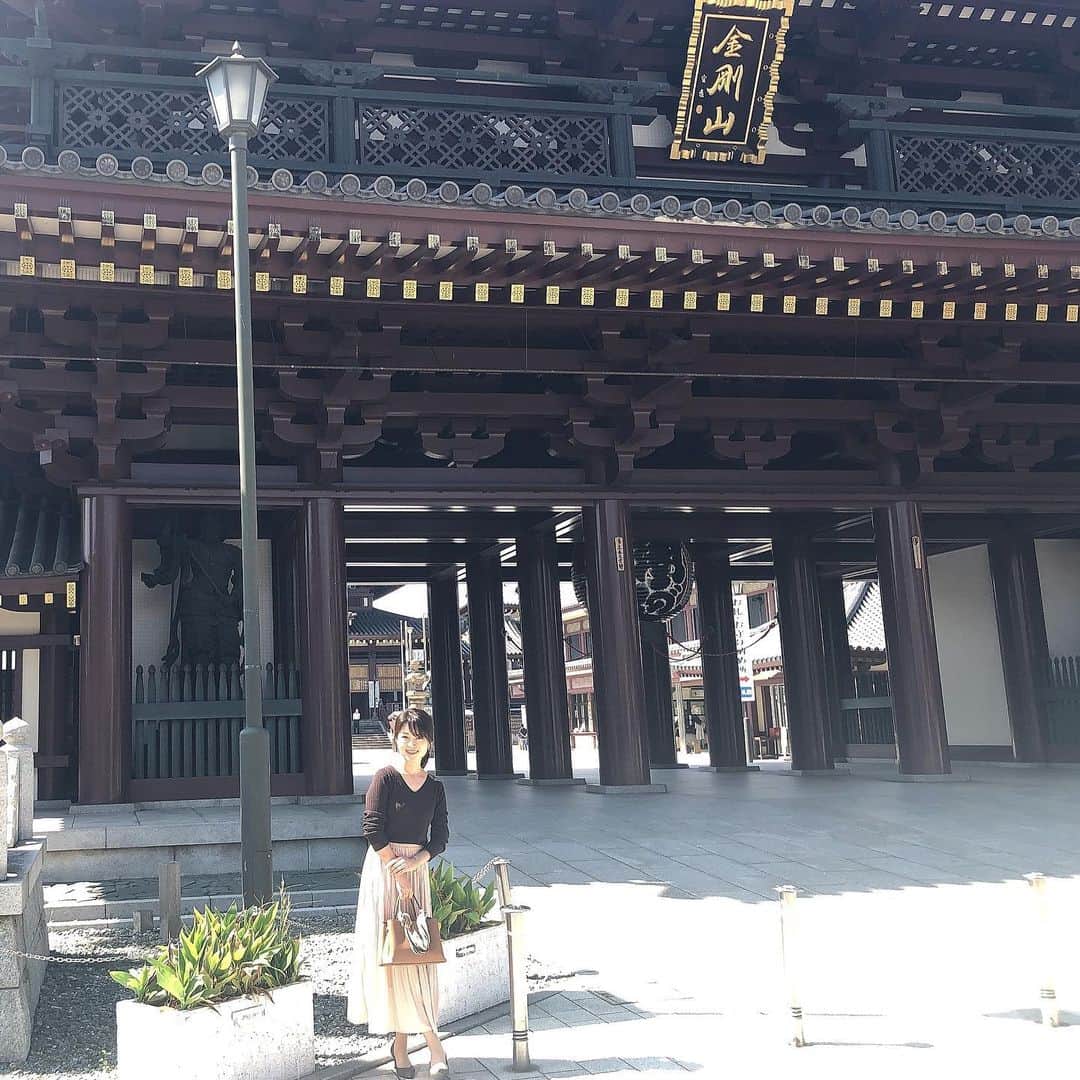 のインスタグラム：「川崎大師へ初参拝。  pic4…手水場が龍ではなく蓮の花。  pic5…霊木「奇跡の銀杏」。拡大して見るとギンナンがたわわに実ってるのが分かるよ！  #藤田りえ #アナウンサー #フリーアナウンサー #川崎大師 #吉方取り #祐氣取り #お出かけ #ドライブ #大好き #開運 #綺麗な人と繋がりたい #可愛い人と繋がりたい #可愛いママになりたい」