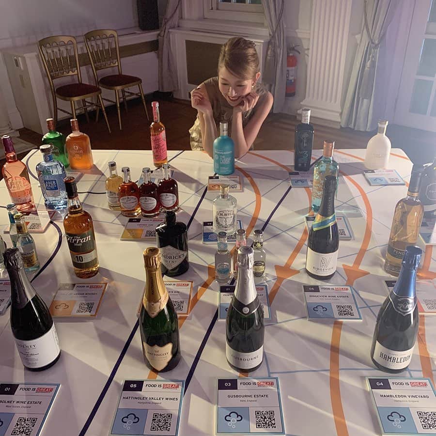 梅野舞さんのインスタグラム写真 - (梅野舞Instagram)「先日、 《英国大使館パーティー》にお招きいただきました♡  英国産ドリンク&フードの試食や試飲が行われ、 お酒のシャボン玉や、煙からウィスキーの香りを楽しむなどお酒の楽しみ方もたくさん！  パイナップル香るフルーティなクラフトジンも とても飲みやすくて美味しい！  フードもビーフ、ラム、サーモン、ロブスターと英国フードやドリンクも堪能🇬🇧✨ 笑顔が素敵で優しい国防長官ともお話をしたり写真を撮ってもらったりと交流させてもらえた貴重な時間になりました♡  Food is GREAT ギャラリー」を日本で開催  札幌イベントが21-23 神戸イベントが28-30 東京イベントが10/12-14 ✔︎ 各会場では英国産ドリンク＆フードの試食・試飲が楽しめるみたい。 東京会場は事前申込み制（抽選）なので「ukinjapan.com」で検索して申込フォームから是非申込を♬ ✔︎英国のフード＆ドリンクについてもっと知りたい人は @GreatBritishFood をフォローしてね♡  #FoodisGREAT #GREATBritishFood #FoodisGREATギャラリー #英国グルメ #英国 #英国産ビーフ #ウェールズ産ラム #スコットランド産サーモン #ウィスキー #クラフトジン #イングリッシュスパークリングワイン #ラム肉 #ビーフ #スパークリングワイン  @GreatBritishFood #instagram#instafood」9月20日 17時48分 - mai.umeno