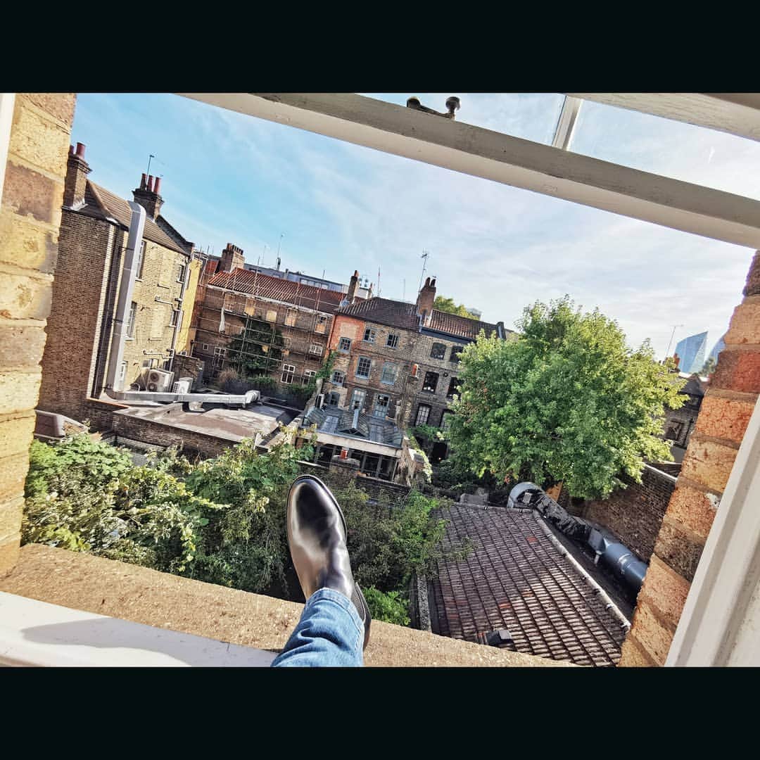ダンソン・タンのインスタグラム：「Morning #london  #DT #HOTHEART #唐禹哲 #SEVENDAYS」