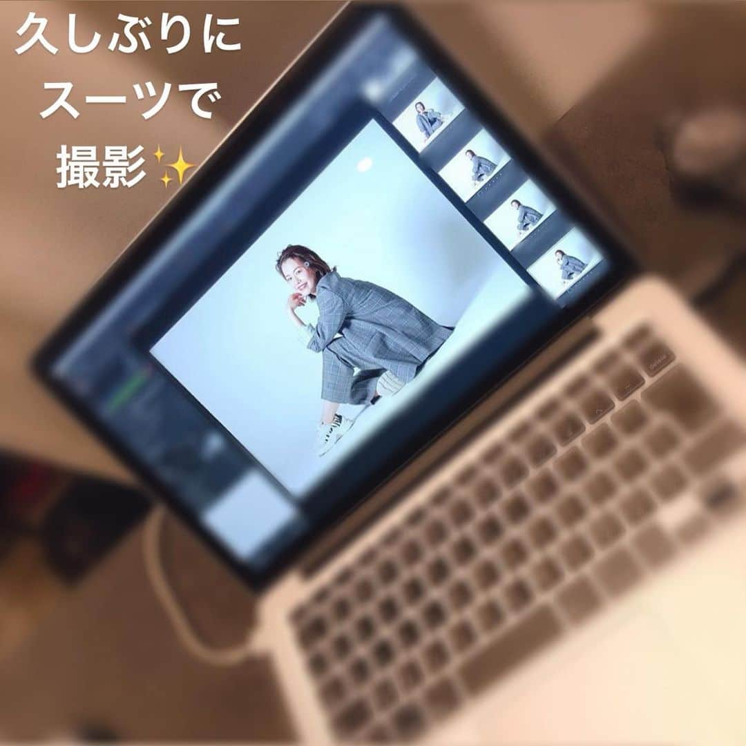 宇月颯さんのインスタグラム写真 - (宇月颯Instagram)「．﻿ ．﻿ お知らせです♡ᵕ̈*﻿ ﻿ 2020年のカレンダーが発売される事になりました!!﻿ ﻿ 今回、衣装は全て自前で、スタジオとロケと両方で撮影しました！！﻿ ヘアメイクは宝塚の後輩のチッチちゃん✨﻿ 今はヘアメイクの道を進んでいるチッチちゃん！！﻿ 私の思いを汲み取ってくれて、全て完璧に、いや、それ以上に仕上げてくれました(๑ᵒ̴̶̷͈᷄ᗨᵒ̴̶̷͈᷅)✧﻿ カメラマンさんとも初めましてでしたが、色々なアングルを見つけてくださり‪楽しい撮影でした♡﻿ #cool #elegant #natural #smile #beauty…﻿ と色々な面を見ていただきたいと思います✨﻿ ﻿ 日々感じる事、今の自分を表現したいなと思い、﻿ そして2020年が皆様にとって素敵な年になるよう願いを込めて撮影に挑みました(๑˃̵ᴗ˂̵)و﻿ 是非沢山の方に見て頂けたら嬉しいです♡ᵕ̈*﻿ 自分でも仕上がりが楽しみ(笑)﻿ どうぞ宜しくお願いします❤️﻿ ﻿ そして、今回、色々なカットを撮っていただいたのですが、カレンダーで使われるのはその中の数枚だけなので、別の形で見ていただけるよう、ファンクラブで考えているところです！！﻿ お待ちくださいませ♡﻿ ﻿ ファンクラブの会員様以外の方にも、沢山の方に見て頂きたいですっ✧*｡٩(ˊᗜˋ*)و✧*｡﻿ こちらまで、お問い合わせをメールいただけましたら、まずはこちらからご連絡いたします◡̈⃝︎﻿ ⤵︎⤵︎⤵︎⤵︎⤵︎⤵︎⤵︎⤵︎⤵︎⤵︎⤵︎⤵︎⤵︎⤵︎﻿ ﻿ お問い合わせ先﻿ 【宇月颯オフィシャルファンクラブ】﻿ uzukihayate.official.fc@gmail.com﻿ ﻿ 24時間以内に返信致しますので、一日経っても返信が無い場合は、上記アドレスから受け取れるよう迷惑メール設定を調整してから再度送信をお願い致します。﻿ 迷惑メールフォルダもご確認くださいませ。﻿ ﻿ #2020 年#カレンダー#発売#撮影﻿ #宇月颯#オフィシャルファンクラブ#junction﻿ #ファッション#fashion#ヘアメイク#hair#make﻿ #チッチメイク#カメラマン#setanisousi﻿ #ファンの皆さま#いつもありがとうございます﻿ #よろしくお願いします#とし#TOSHI﻿ #カレンダー撮影を見たいと言って来てくれて1日サポートしてくれた #風凛水花#おひー#感謝﻿ ﻿ ﻿ ﻿」9月20日 17時51分 - hayate_uzuki_official