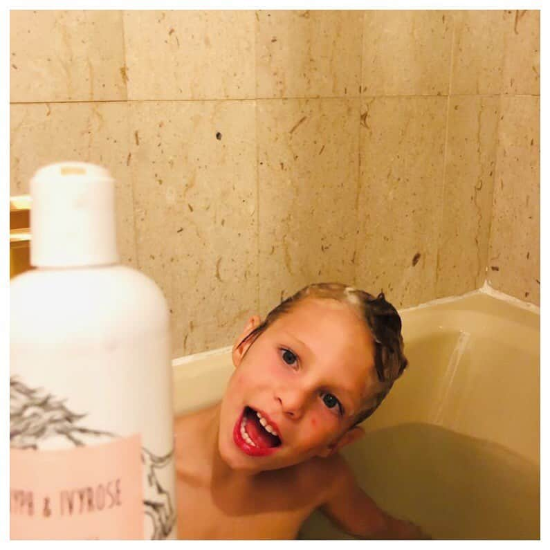 カロリナ・クルコヴァさんのインスタグラム写真 - (カロリナ・クルコヴァInstagram)「#Bathtime with my lion ❤️❤️❤️ @gryphandivyrose Shampoo and Conditioner all in one. Leaving hair shiny and soft using Goji berry, Tremella and Ginger 👍🏻#GIRbath #playtime #bathtime 😍 #Noah」9月20日 17時52分 - karolinakurkova