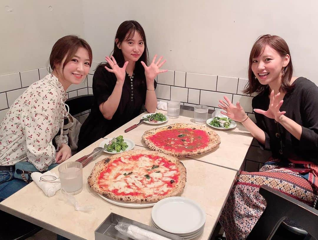 笠原美香さんのインスタグラム写真 - (笠原美香Instagram)「. ばーちー🐶とやーぎー🐐 ぴーざー🍕たべたよ💓 皆んな相変わらずで笑いがとまらんでしたw 2人が決めてくれたこちらのお店 なんと本場ナポリで148年の歴史が！ チーズどっさりのマルゲリータドッピアと 濃厚なトマトソースが湖のようなマリナーラマキシ お店NO1と2を😋💓 #ピザ #pizza #ピザ名店 #チバ名店 #マルゲリータ #マリナーラ #ナポリの味」9月20日 17時53分 - mika.k419