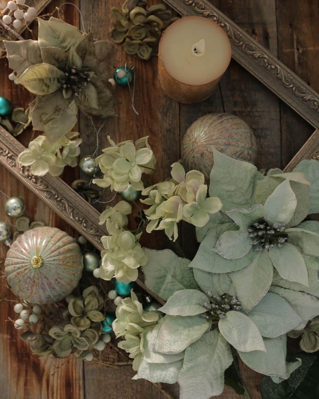東京堂アーティフィシャルフラワーMAGIQのインスタグラム：「・ 【アーティフィシャルで季節を迎える】〜Winter Flower Home Decoration(ウィンターフラワー ホームデコレーション) ・ FX8522.24 レディックポインセチア FX1725.23 フェミールポインセチア FX8253 ヴェレットハイドレンジア FX4252.1.23 オスロベリーブランチ ・ 💒【オータム🍂ウェディングキャンペーン】開催❗️ ＊期間:9/6(金)〜9/23(月) URLサイトにて【参加認証】押す @magiq.jp  #magiqオータムウェディング2019 ⚠️今年から参加方法が変わってます❗️ 必ず👇URLからお願いします。 https://camp-in.jp/magiq-autumn_wedding_2019 ・ #TOKYODO#MAGIQ#MAGIQのある暮らし#東京堂#アーティフィシャルフラワー#アーティフィシャル#アートフラワー#造花#花のある暮らし#花のある生活 #花好きな人と繋がりたい#フラワーデザイン#フラワーアレンジメント#フラワーアレンジ#アレンジメント#花が好き#花を飾る#artificial#artificialflower #flowerofinstagram #flowersoninstagram#autumnflowers #花藝#插花#花藝課#保鮮花#不凋花#꽃스타그램#조화」