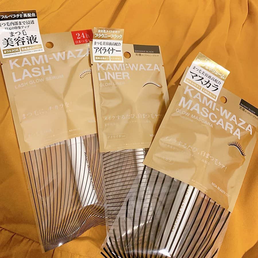石井陽菜さんのインスタグラム写真 - (石井陽菜Instagram)「﻿ ﻿ ﻿ ﻿ ﻿ アラサーに向けて﻿ やっぱり艶を出していきたいなぁ﻿ ﻿ みんなは色気ってどこで感じる？﻿ うなじ？鎖骨？髪の毛？﻿ ﻿ ﻿ ﻿ 私はまつ毛が大事だと思うんだ👀﻿ ぐんっと上がってるまつ毛が好き！﻿ ﻿ だからまつ毛エクステをしてるんだけど﻿ そんな私は美容液が必須です。ケアもしないとね。﻿ ﻿ そしてマスカラとアイライナーもプラスして﻿ 目を大きく〜を心がけてます。﻿ ﻿ ﻿ kamiwazaシリーズは全て使いやすくておススメ◎﻿ ﻿ ﻿ ﻿ ﻿ ﻿ ﻿ #kamiwaza #カミワザ #目元 #まつ毛美容液 #アイライナー #マスカラ #lash #liner #mascara  #pr」9月20日 17時59分 - ishii__haruna