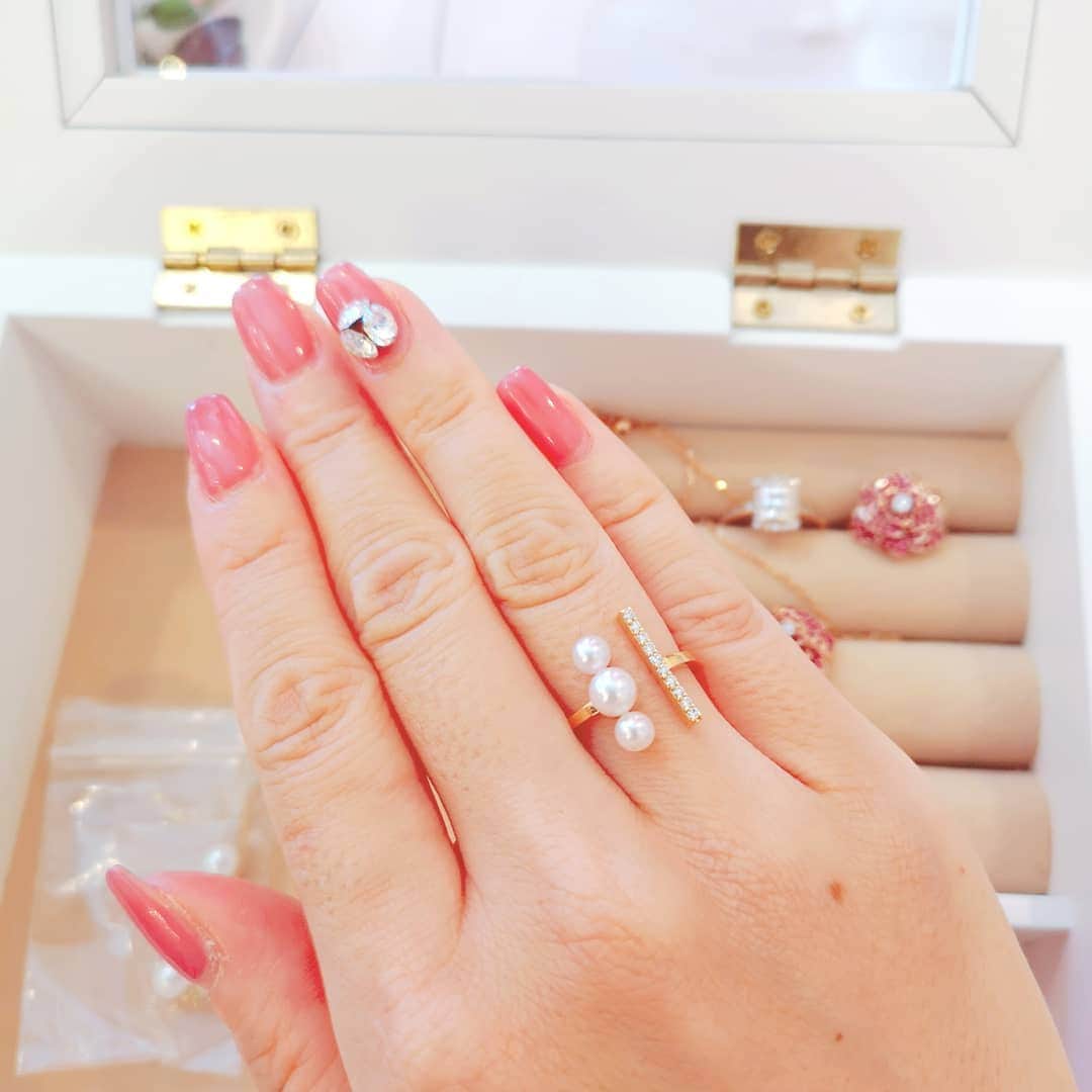 中島彩さんのインスタグラム写真 - (中島彩Instagram)「麗しいジュエリーに囲まれて心華やぐひととき...❤️ @tsunojewelry の美しいジュエリーを着用させていただきました❤️ ローズモチーフのリングには、贅沢にたっぷりのルビーとダイヤモンドがあしらわれています😍うっとり...❤️ パールとダイヤモンドのリングはカジュアルにも合わせやすいデザイン✨ @tsunojewelry の高品質なのにかなり抑えたお値段設定にはびっくりしちゃいました😚  #ジュエリー　#ダイヤモンド　#ルビー #目の保養　#ジュエリーブランド」9月20日 17時56分 - aya.n.aya