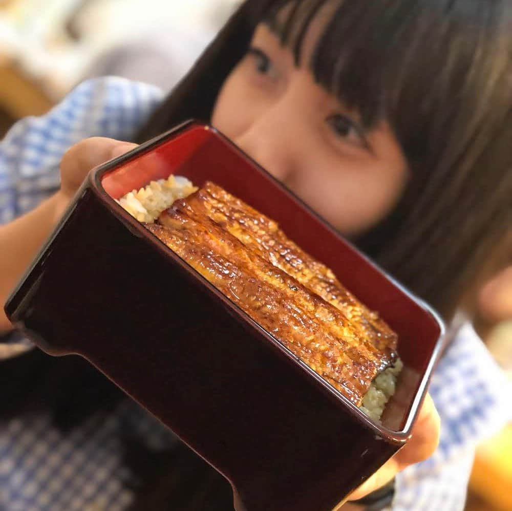 岡野真也のインスタグラム：「頑張った日の「すっぴんだよぅ…」とボカシ多めな私と極上の鰻✨お疲れ様でございました！ 前髪切りました！ #鰻重 #関東風 #前髪ぱっつん ✂︎✂︎」