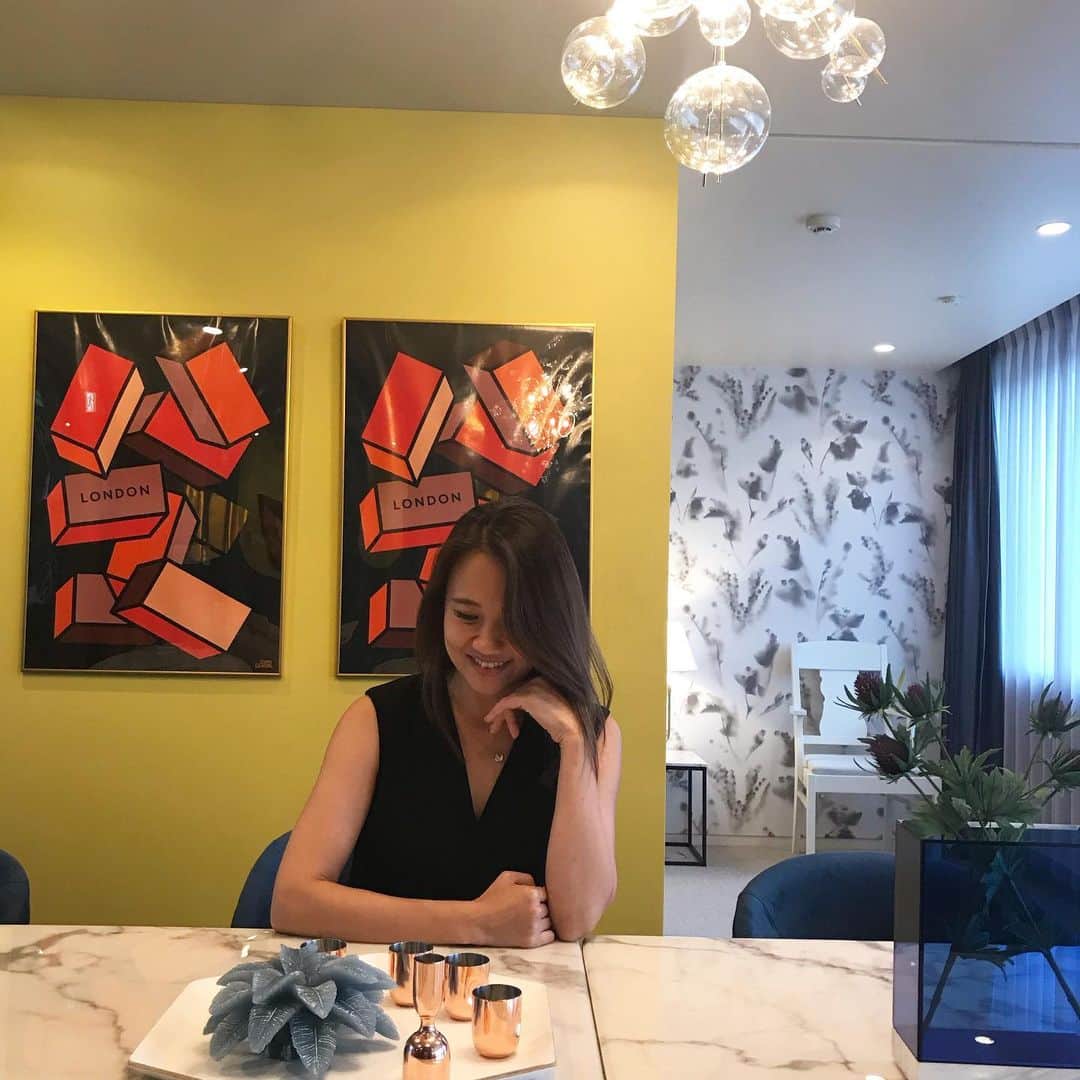のインスタグラム：「いよいよ明日だよっー！ #fvecフリマ  私達メンバーは会場が2階の黄色いお部屋になります❤️ 階段上がってすぐだよ🌹🌹 お友達を連れて是非遊びに来てね！ というか会いに来てね笑笑😂😂エコバッグをお忘れなく！  今回はSocial House BINE ×旅するように出店する "Vintage Fashion Free Market" #VTBフリーマーケット とのコラボレーションで1日だけのフリマをお洒落が大好きなみんなで開催することになりました^_^ お家に眠っているお洋服やアクセサリー雑貨関係など、色んなジャンルで活躍しているスタイリスト・ファッション業界人、インスタグラマーのアイテムが揃う1日だけの #VTBフリーマーケット shop. 秋物を探しにお友達と是非遊びにいらしてください^_^ 🦋Social House BINE フリーマーケット🦋 【日時】 9月21日(土) open 13時 - close19時 ［最寄駅］広尾駅　A1出口　徒歩10分 ［住所］東京都港区元麻布2-8-14 @socialhousebine  参加者 @yuurimorishita @mariko_0808 @momoe_0406 @keikomasuyama  他more 20名ほどでやります^_^ 【入場料】 ¥500  秋に向けて乾燥対策としても必要な YAYAのマスクと、 やすらぎとクリエティビティをサポートする Cill Outからドリンクを来場いただいた方にお配りいたします。 【ケータリングスペース】 地下1Fフロワー ビール🍺シャンパン🍾🥂 激辛フードや、フォトジェニックなスィーツなども販売いたします。 👗洋服(オールシーズン) 👠靴、バッグ、アクセサリー 🛋未使用化粧品、ホーム雑貨 🧸🎈キッズ洋服、キッズ雑貨 etc 【会場詳細】 ［会場］Social House BINE 女性が輝くための交流やサービス、ビジネスが生まれる次世代ソーシャルハウス 会員制のラグジュアリーな245平米の広い空間に、10室のフォトジェニックなお部屋がございます。撮影スタジオとしても利用されている為、この日は特別に個人撮影も自由にする事ができます❤️ 【注意事項】 ※どなたでも御入場頂けます。会場が混み合った場合、入場制限になりますのでお待ち頂く事をご了承下さい。 ※会場は靴を脱いで頂き、貴重品以外はお預かりさせていただきます。 ※現金払いのみクレジットカード使用不可 ※ベビーカー置き場はございますが、会場内はベビーカー持ち込み不可となっております。 ※エコバッグご持参ください」