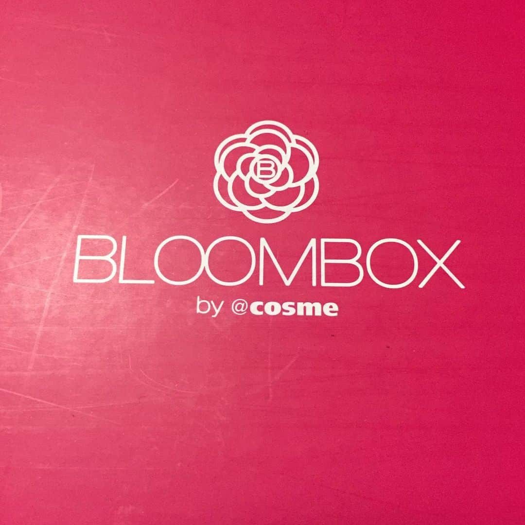 浦えりかのインスタグラム：「今月も #bloombox 届いたー！ 産後で家から出られない時も届くのは嬉しいなー。 けど今月は試供品ばかりでハズレ感が凄い（笑） いつもは1つ2つ製品入っているのに全部試供品（しかも品数も少なめ？）ってどれが高いんだろう... #新谷酵素 #夜遅いごはんでもdiet  #エイボン #ディープチャージマスク  #ジョンマスター #gandgボディミルク  #pellealoe #naturallyscented  #primavista #メルティリキッドファンデーション」